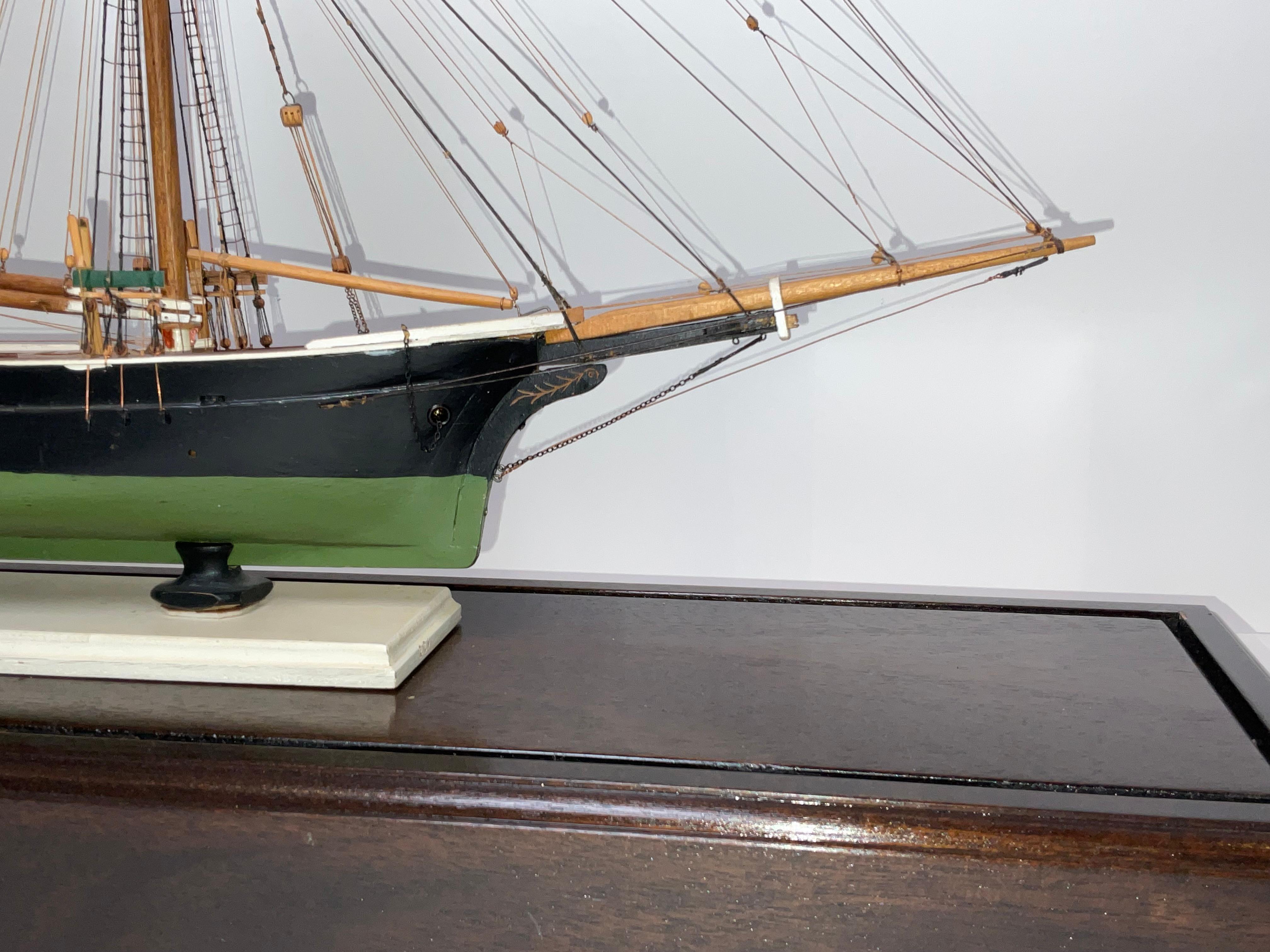 Milieu du XXe siècle Modèle d'un érudit de pêcheur de style Sharpshooter en vente
