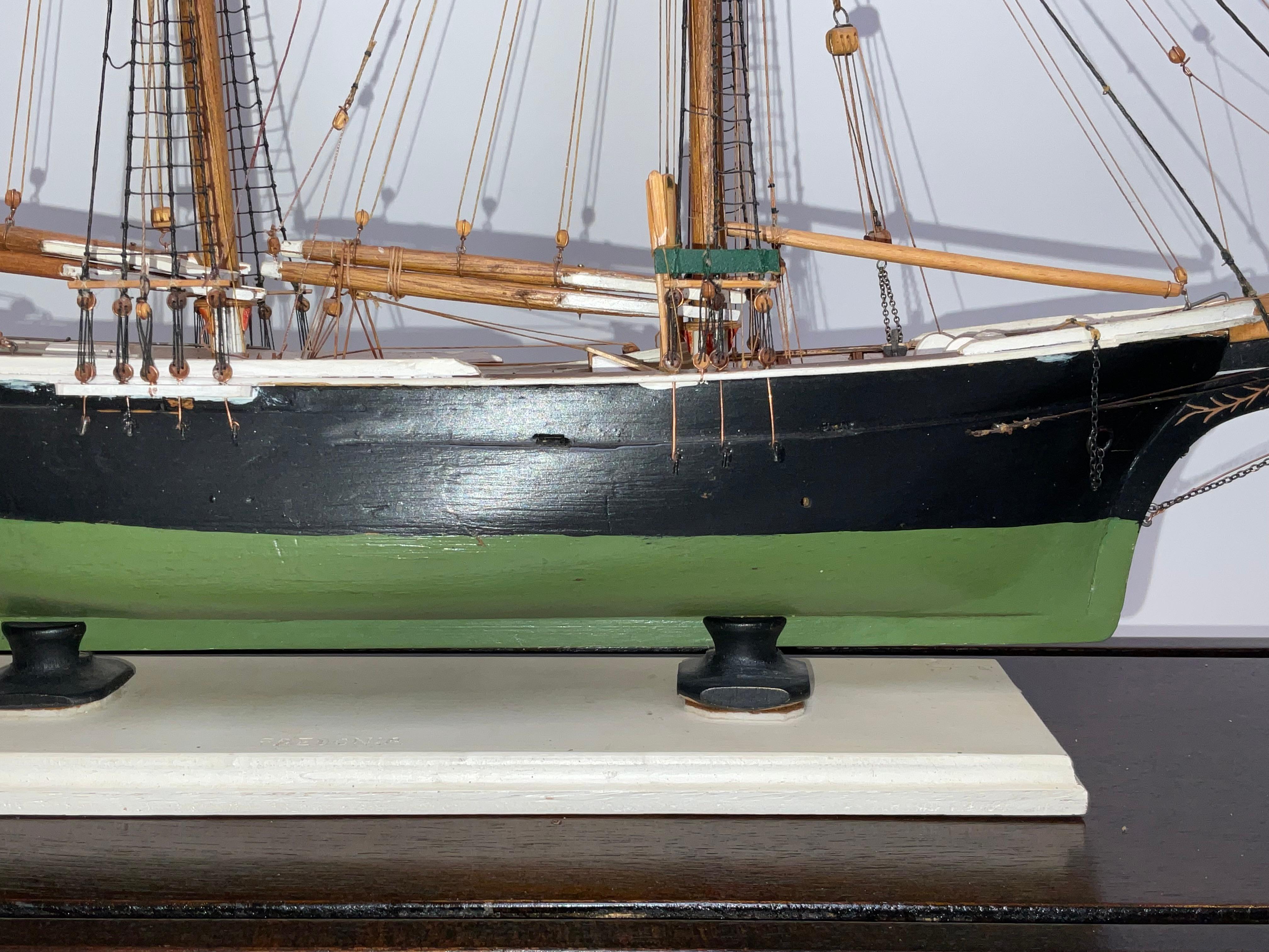 Modèle d'un érudit de pêcheur de style Sharpshooter en vente 1