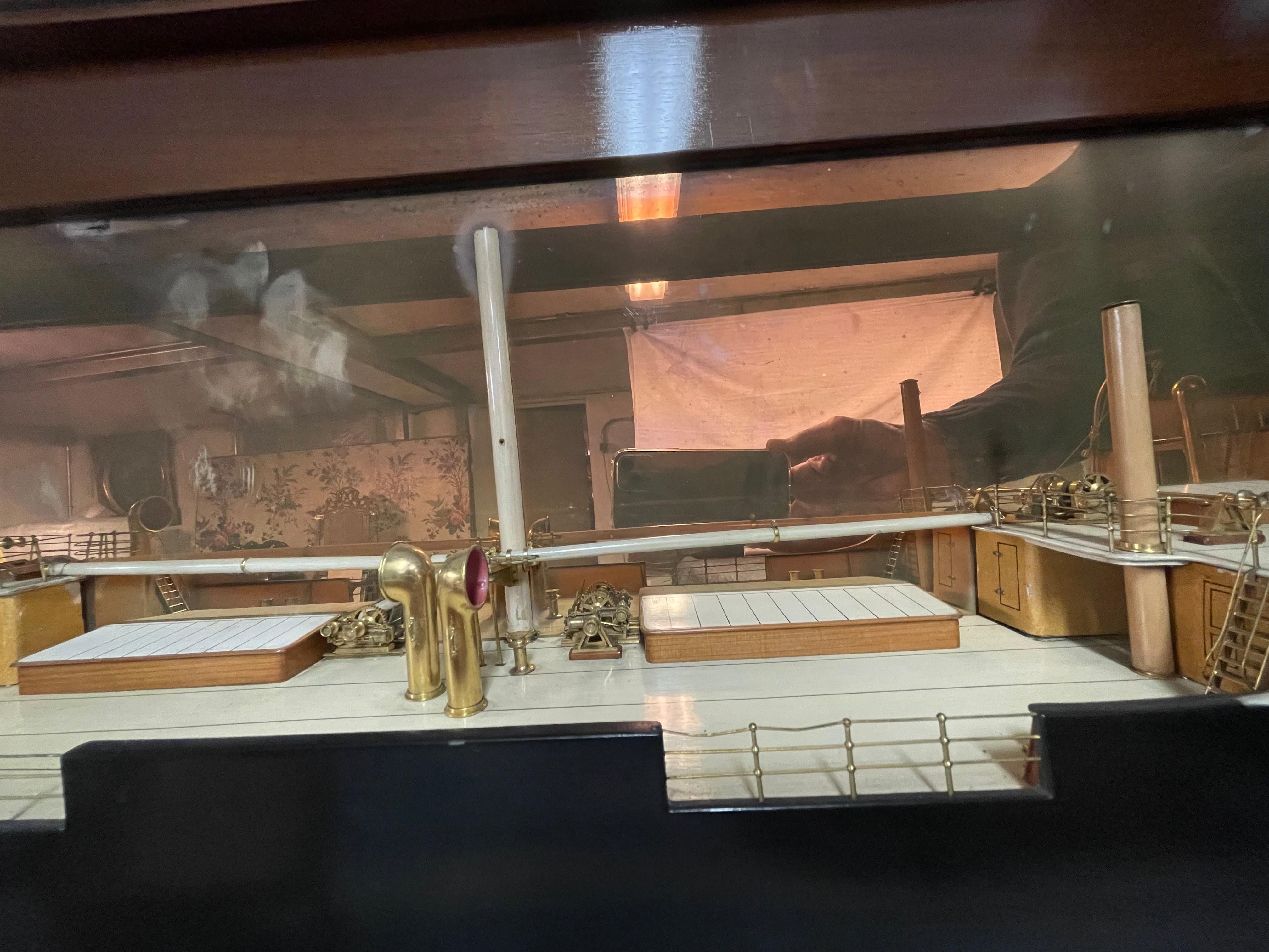 Schiffswerftmodell des Halbrumpfs „Caldy Light“ in seinem ursprünglichen Holzgehäuse im Angebot 6