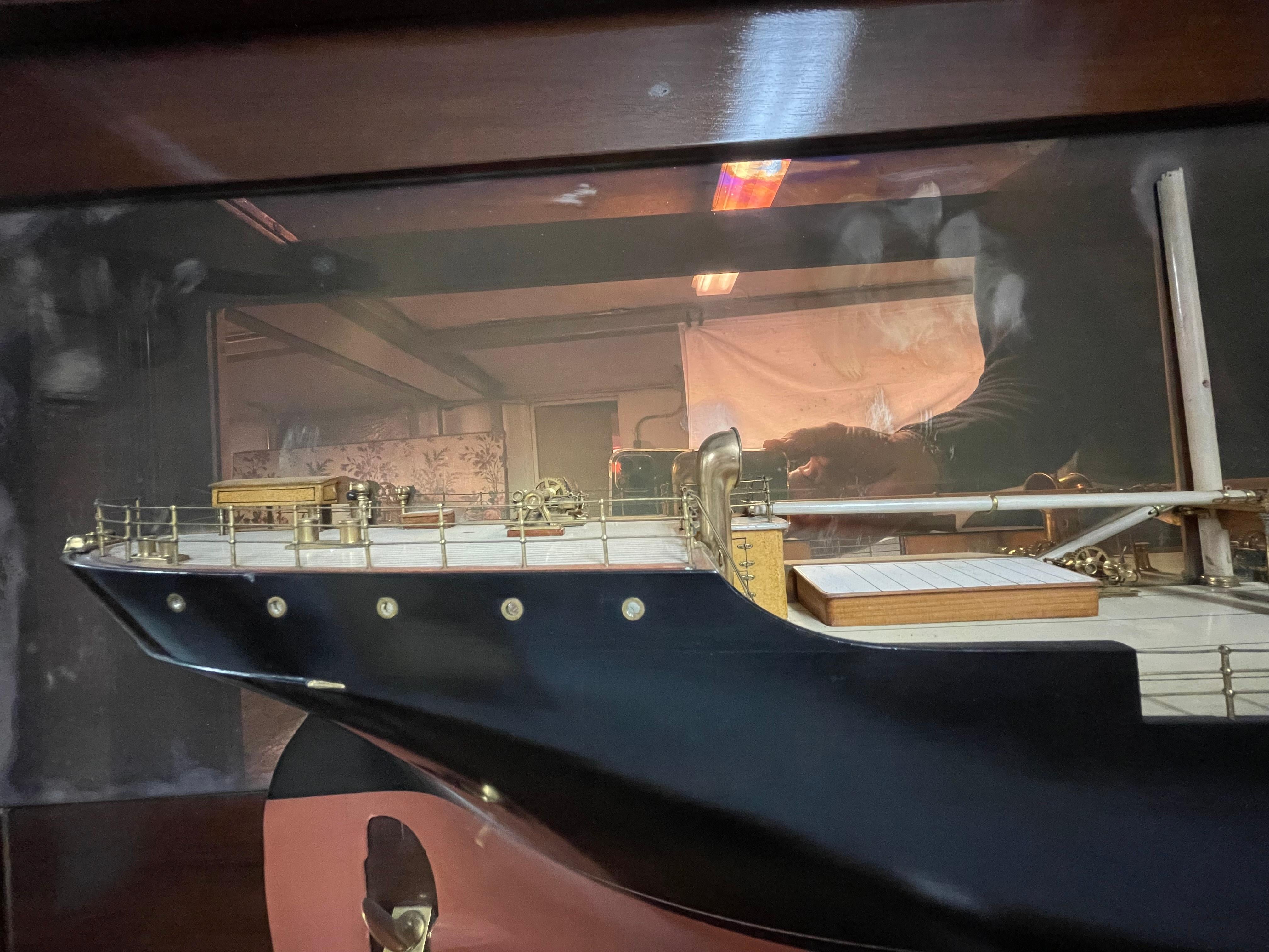 Schiffswerftmodell des Halbrumpfs „Caldy Light“ in seinem ursprünglichen Holzgehäuse im Angebot 7