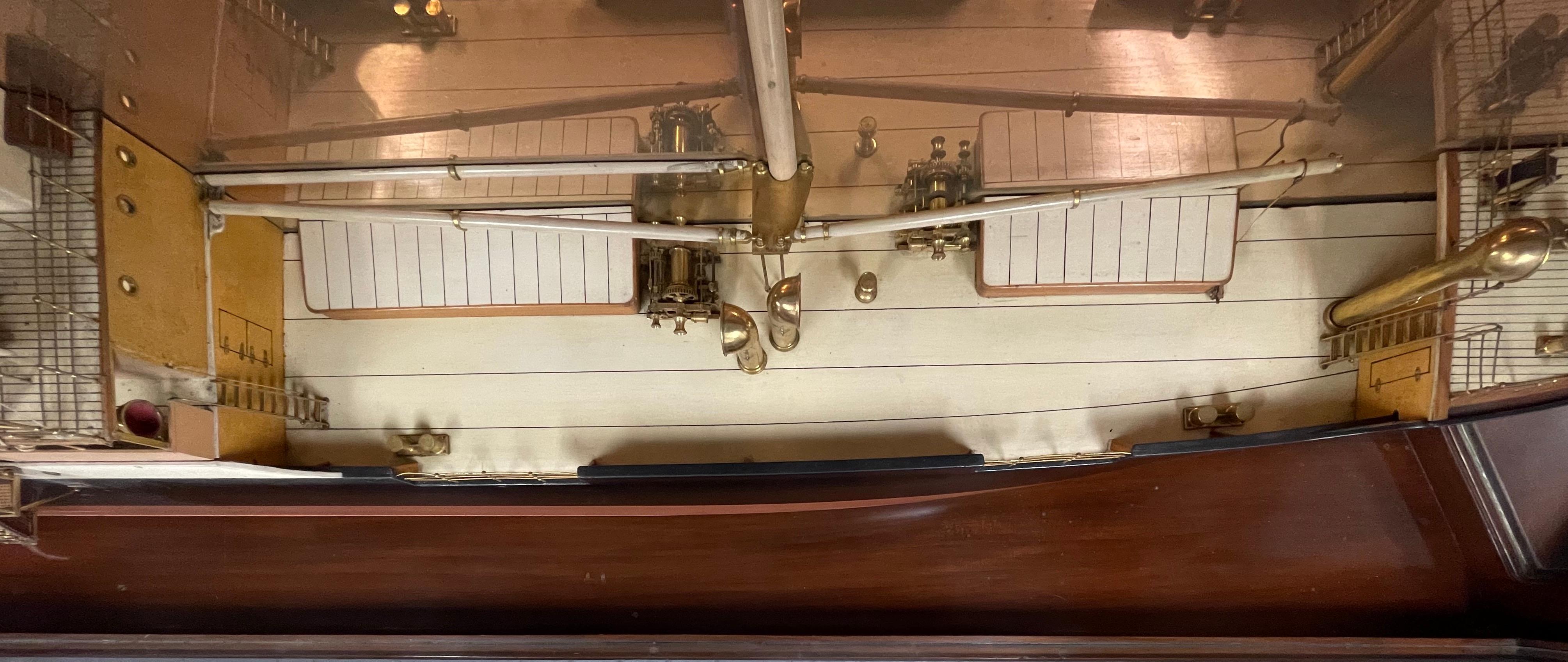 Schiffswerftmodell des Halbrumpfs „Caldy Light“ in seinem ursprünglichen Holzgehäuse (Britisch) im Angebot
