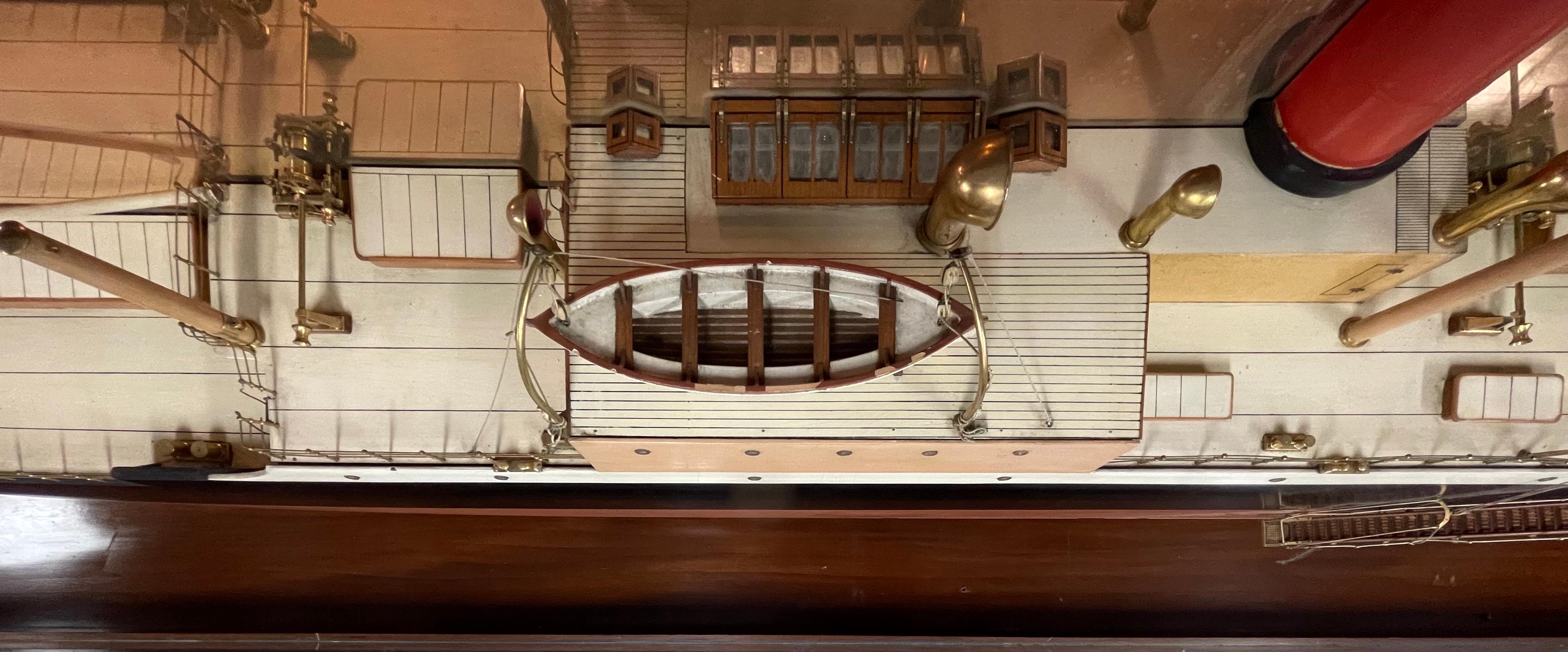 Schiffswerftmodell des Halbrumpfs „Caldy Light“ in seinem ursprünglichen Holzgehäuse (Frühes 20. Jahrhundert) im Angebot