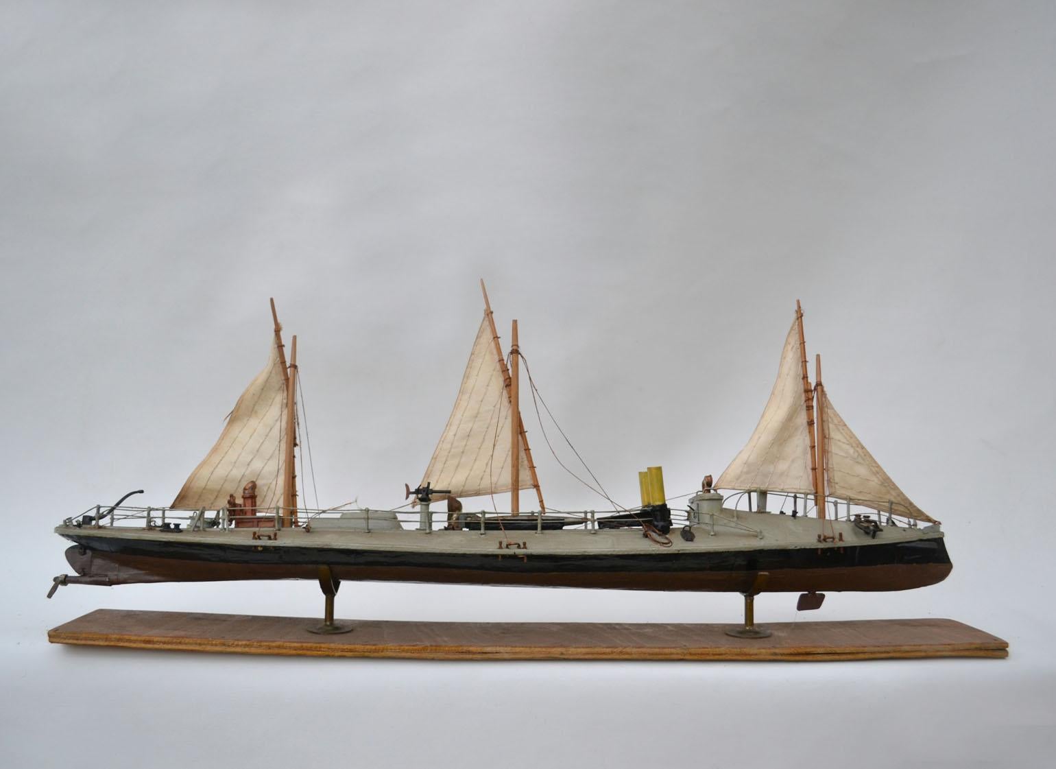 Handgefertigtes und detailliertes Modell eines Dreimaster-Torpedobootes der Klasse Batum aus dem frühen 20. Jahrhundert, 1880.
Rammspant mit Schildkrötendeck vorn, zwei Schornsteinen nebeneinander, einem über Wasser sichtbaren Heckruder und einem