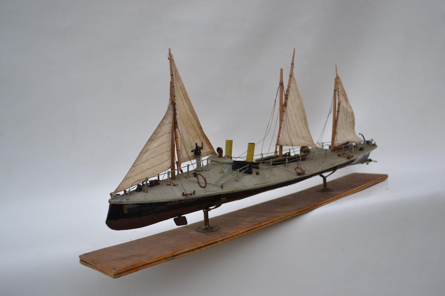 Modèle de bateau à torpilles Klasse Batum, 1880 Bon état - En vente à London, GB