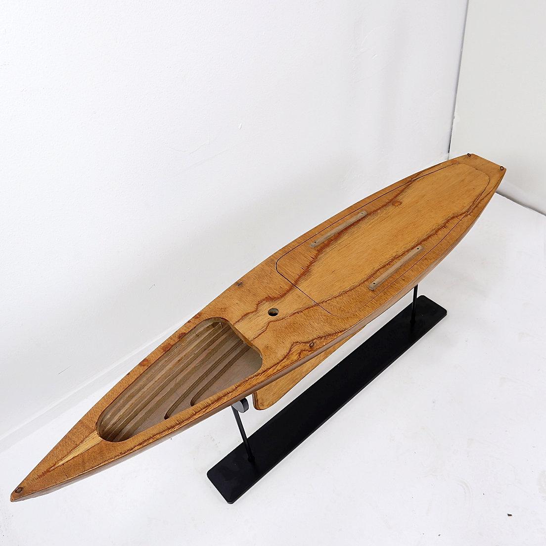 Modèle de coque de bateau en bois sur base métallique - 20e en vente 5