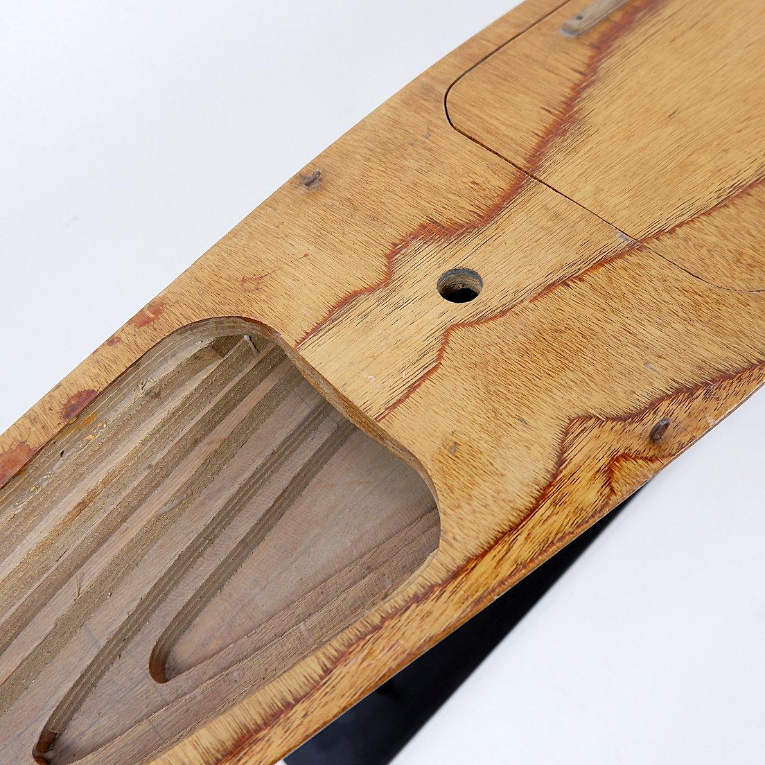 Modèle de coque de bateau en bois sur base métallique - 20e en vente 8