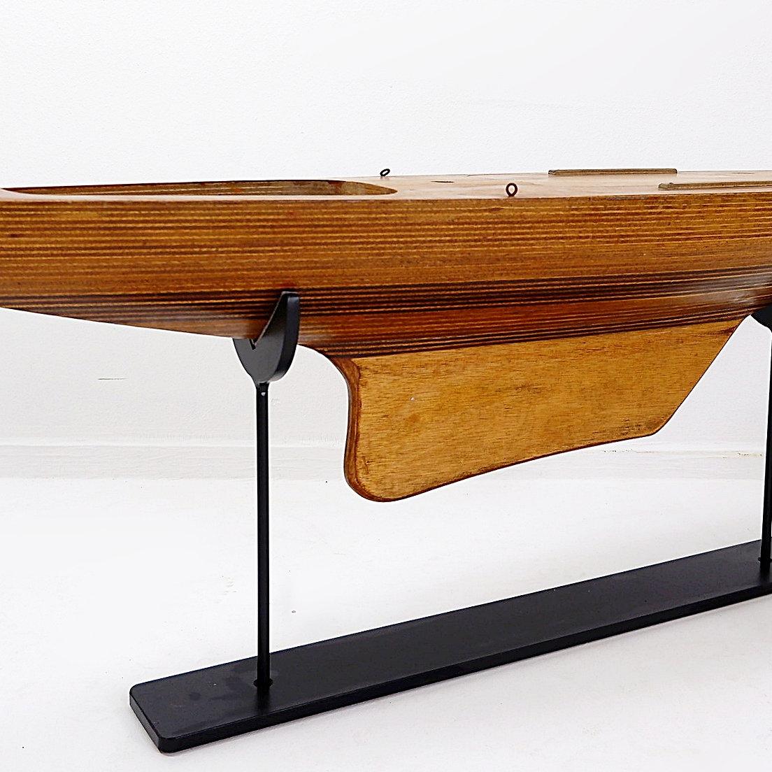 Modèle de coque de bateau en bois sur base métallique - 20e
Bateau - Décoration - Vintage
Dimensions : 128cmx27cm H:43,5cm 
Usure conforme à l'âge et à l'utilisation.