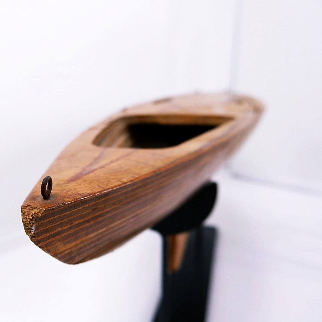 Mid-Century Modern Modèle de coque de bateau en bois sur base métallique - 20e en vente