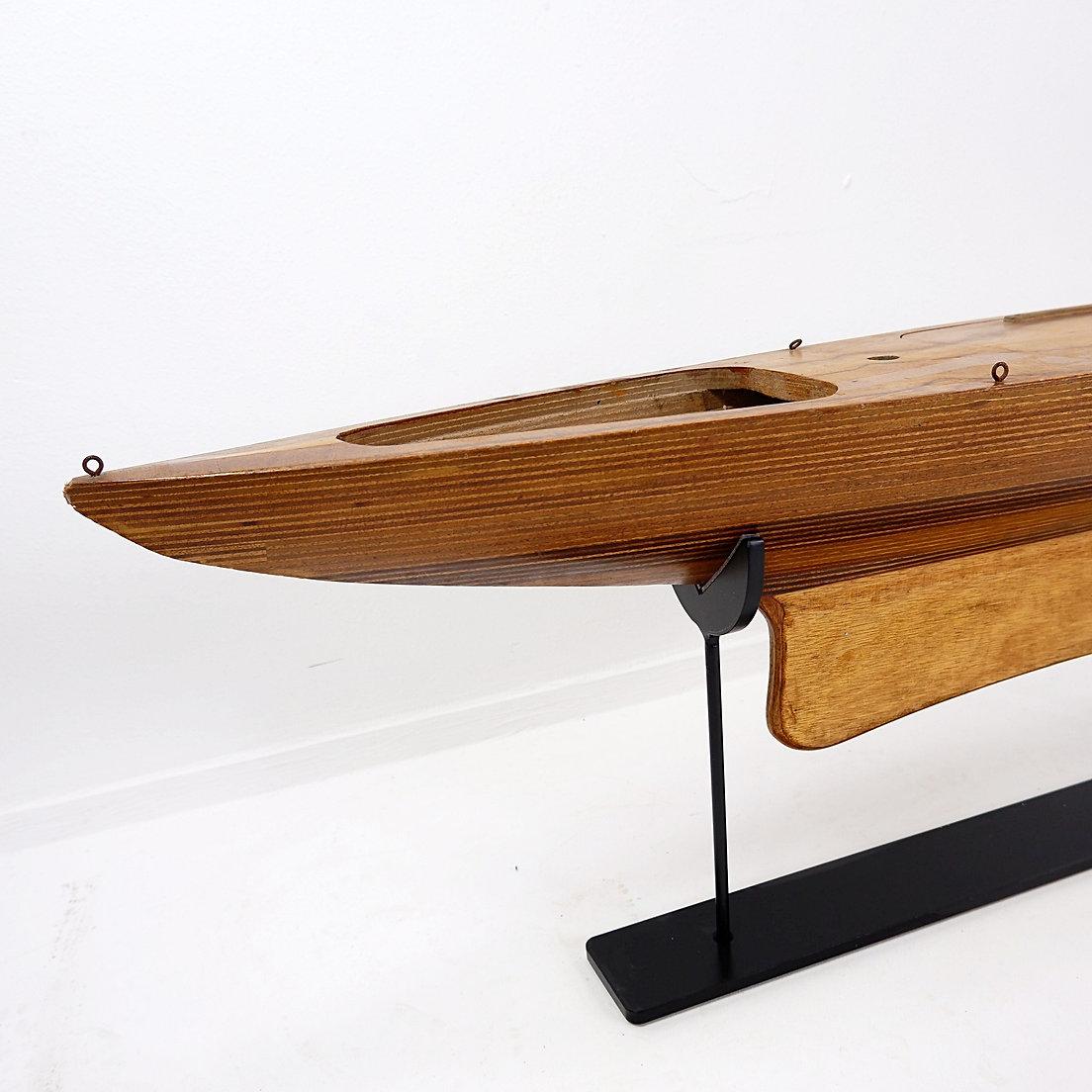 Modèle de coque de bateau en bois sur base métallique - 20e Bon état - En vente à Linkebeek, BE