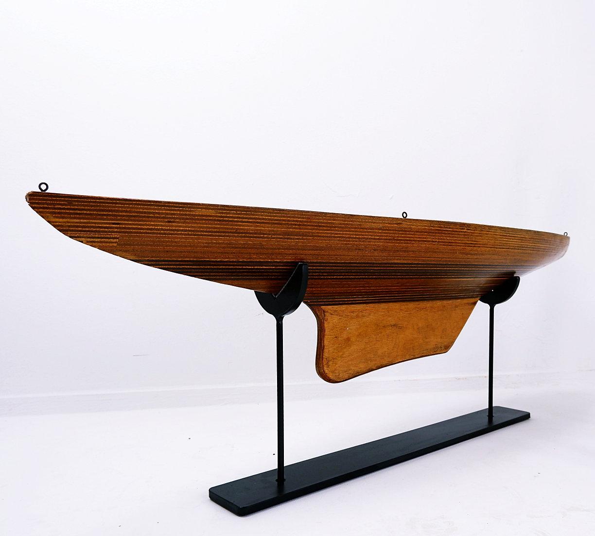 Modèle de coque de bateau en bois sur base métallique - 20e en vente 2