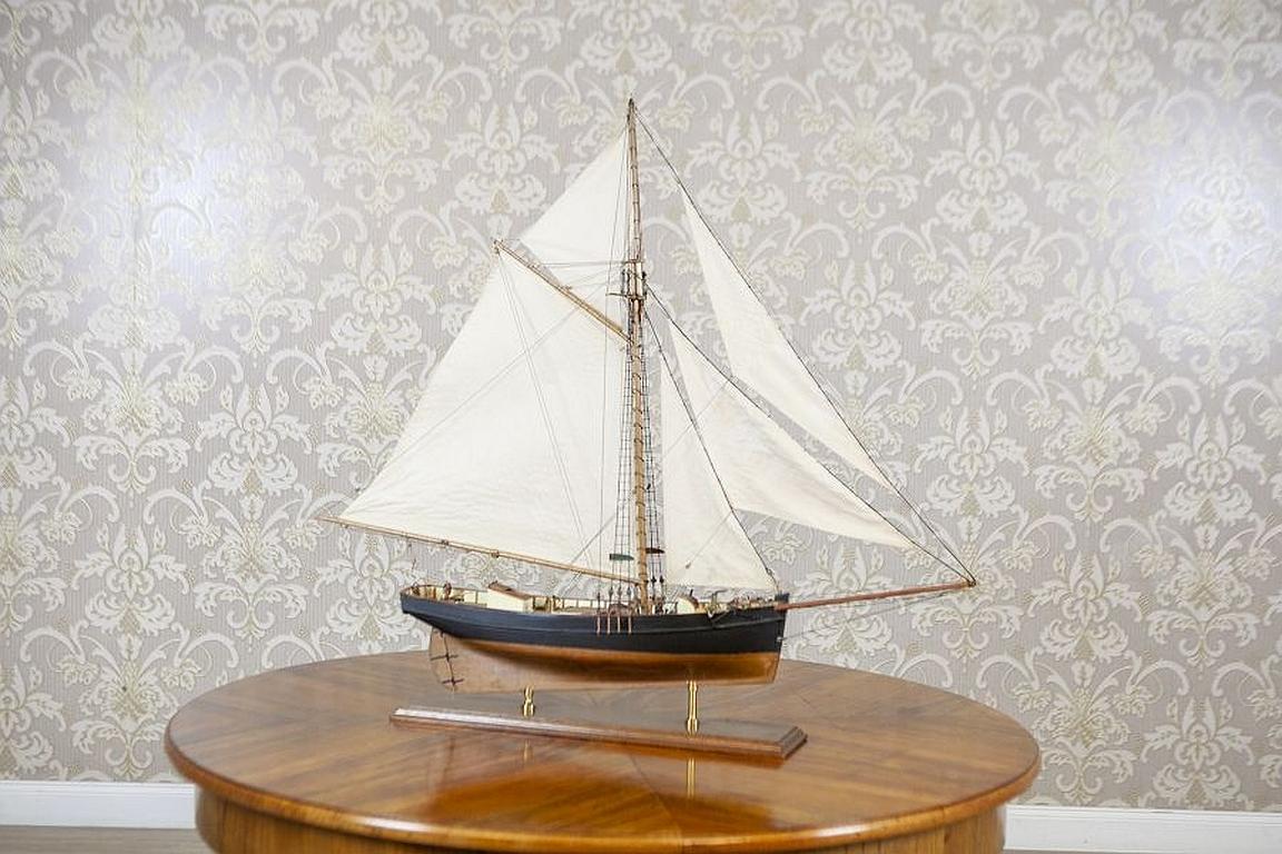 Modell einer Yacht aus dem frühen 20. Jahrhundert

Wir präsentieren Ihnen dieses naturgetreue Modell einer Yacht aus der Zwischenkriegszeit.
Es ist in besonders gutem Zustand.
