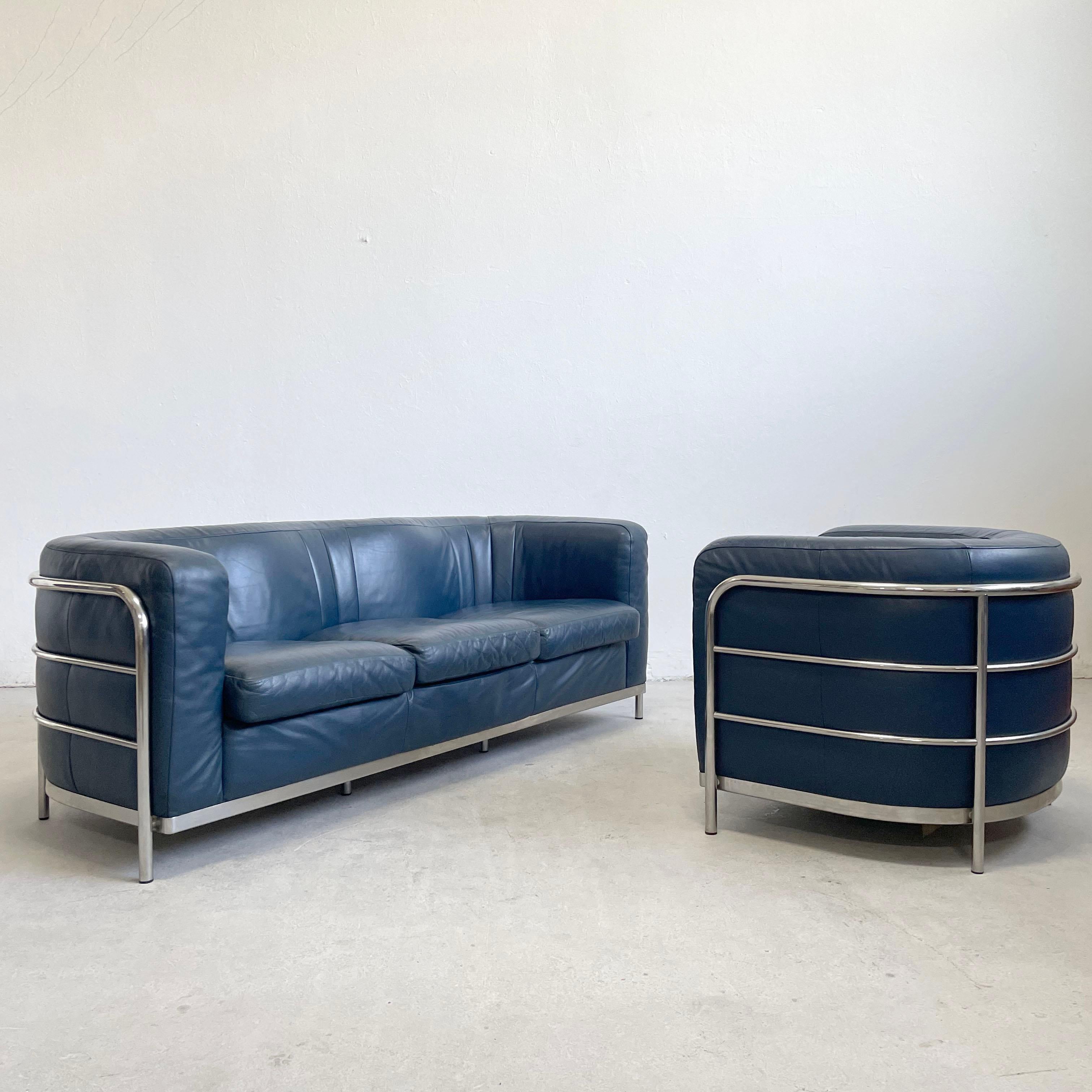 De Pas, D'Urbino und Lomazzi für Zanotta, Wohnzimmergarnitur bestehend aus einem Sofa und einem Sessel, Modell 'Onda', blaues Leder, Chrom, Italien, 1985

Abgerundetes und geschwungenes Sofa 