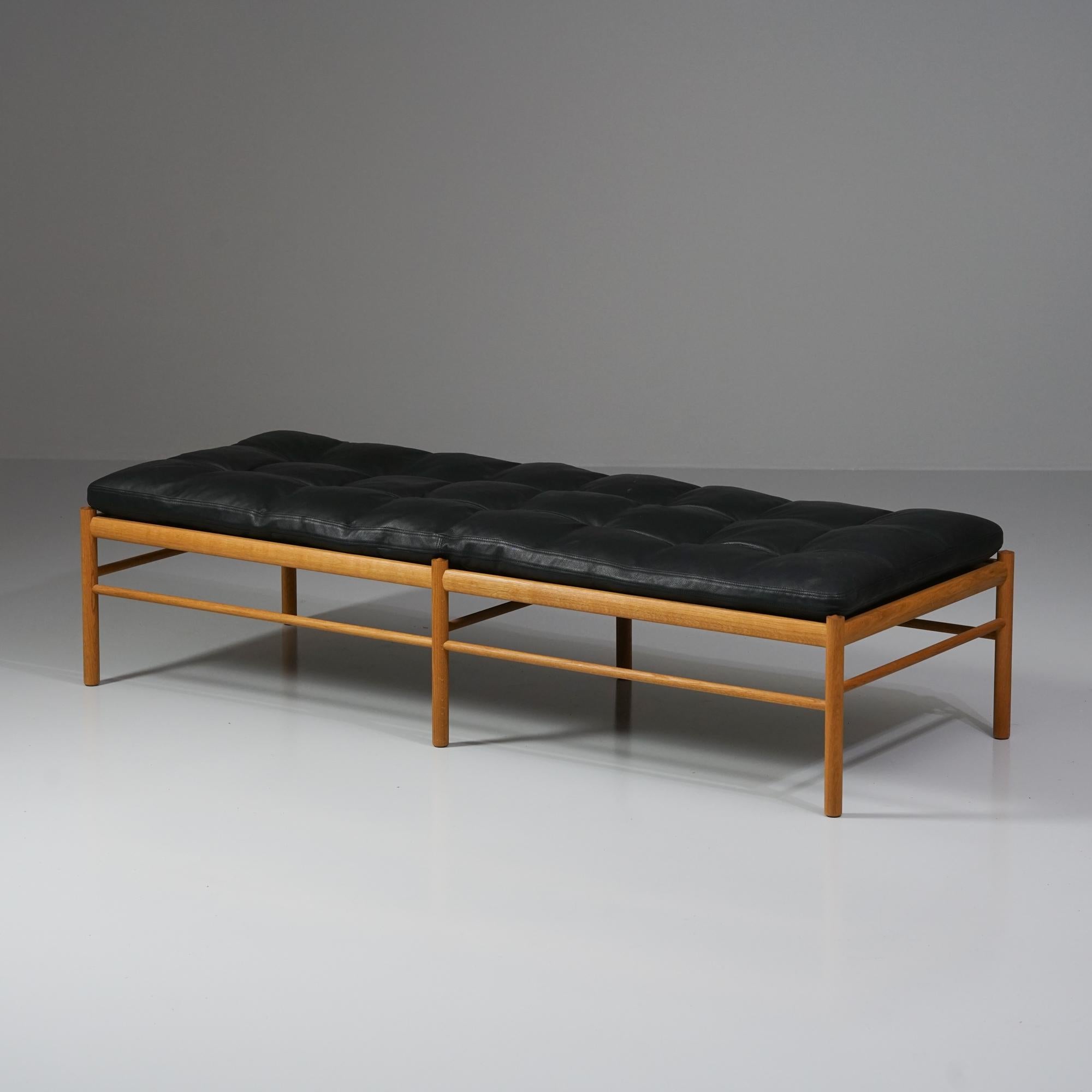 Lit de jour modèle OW150, conçu par Ole Wanscher, fabriqué par Carl Hansen & Søn, 21e siècle. Structure en chêne avec revêtement en cuir noir. Sangle de coton. Très bon état, petite patine d'usage et d'ancienneté.  Design/One Icone. Conçu à