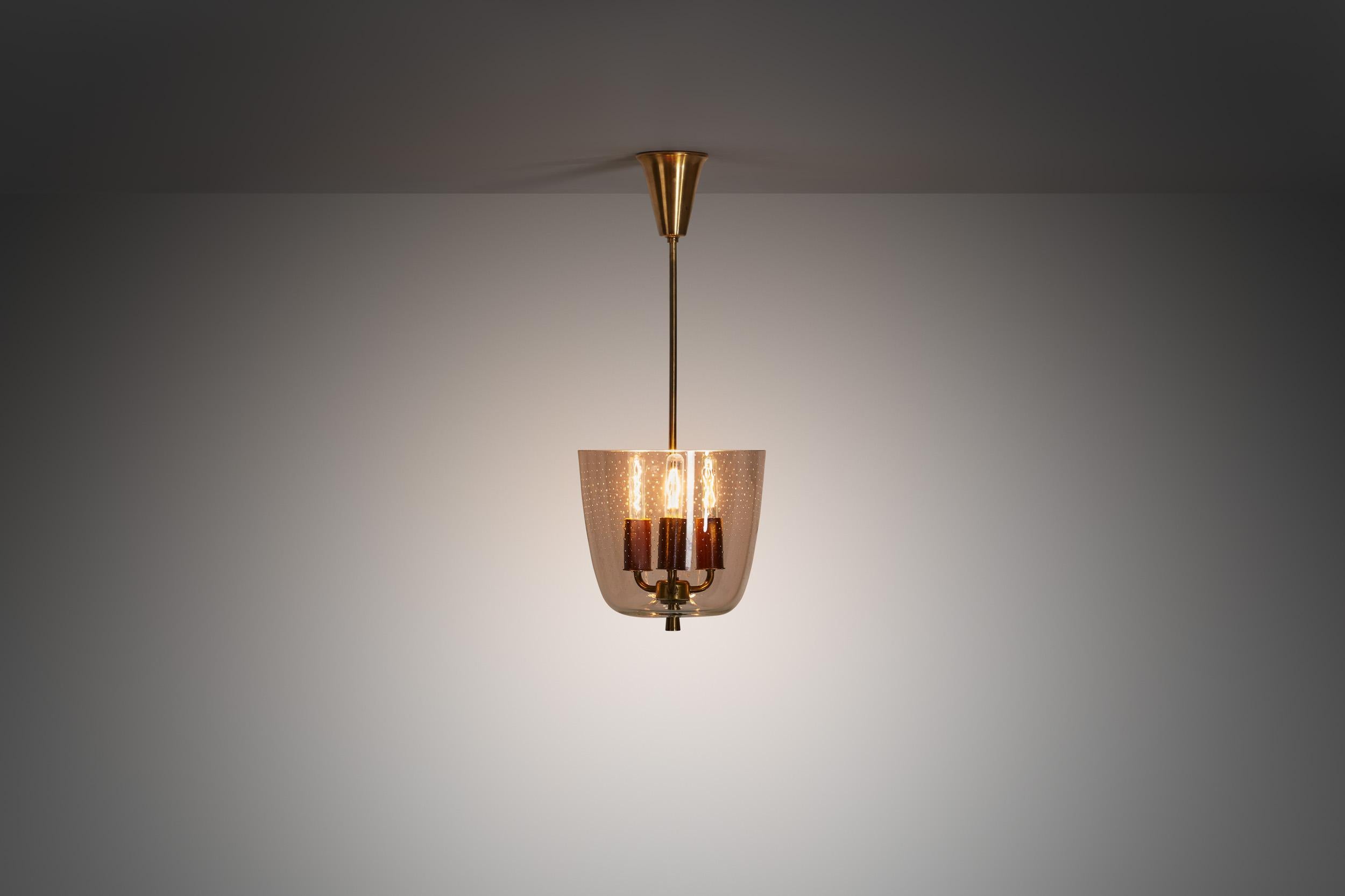 L'illuminazione è un elemento fondamentale del design danese e scandinavo: si va dalla luce calda e bassa di una candela al bagliore luminoso di una plafoniera. Questa lampada da soffitto degli anni '40 è un pezzo unico di design funzionalista con