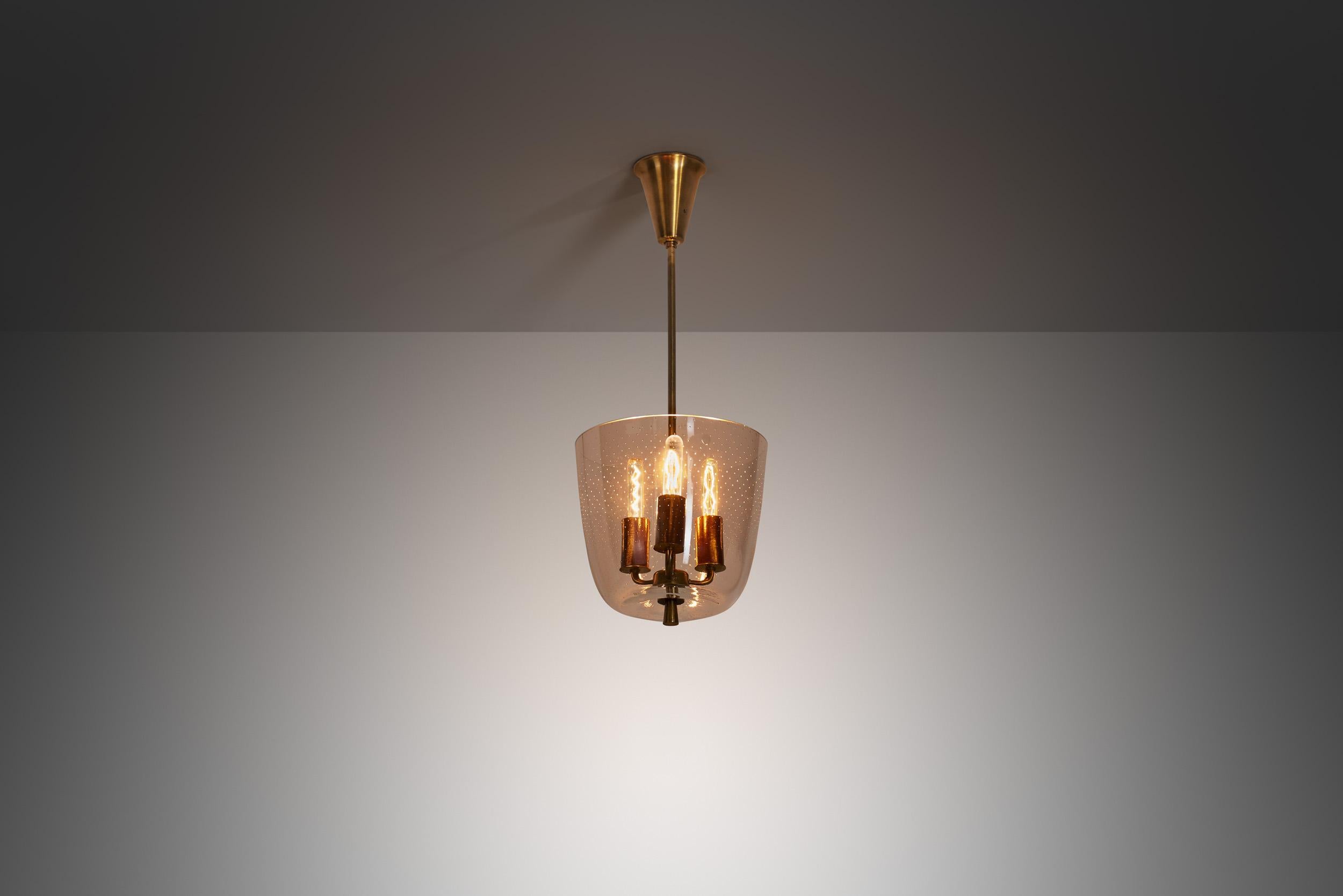 Metà XX secolo Lampada da soffitto in ottone e vetro modello 