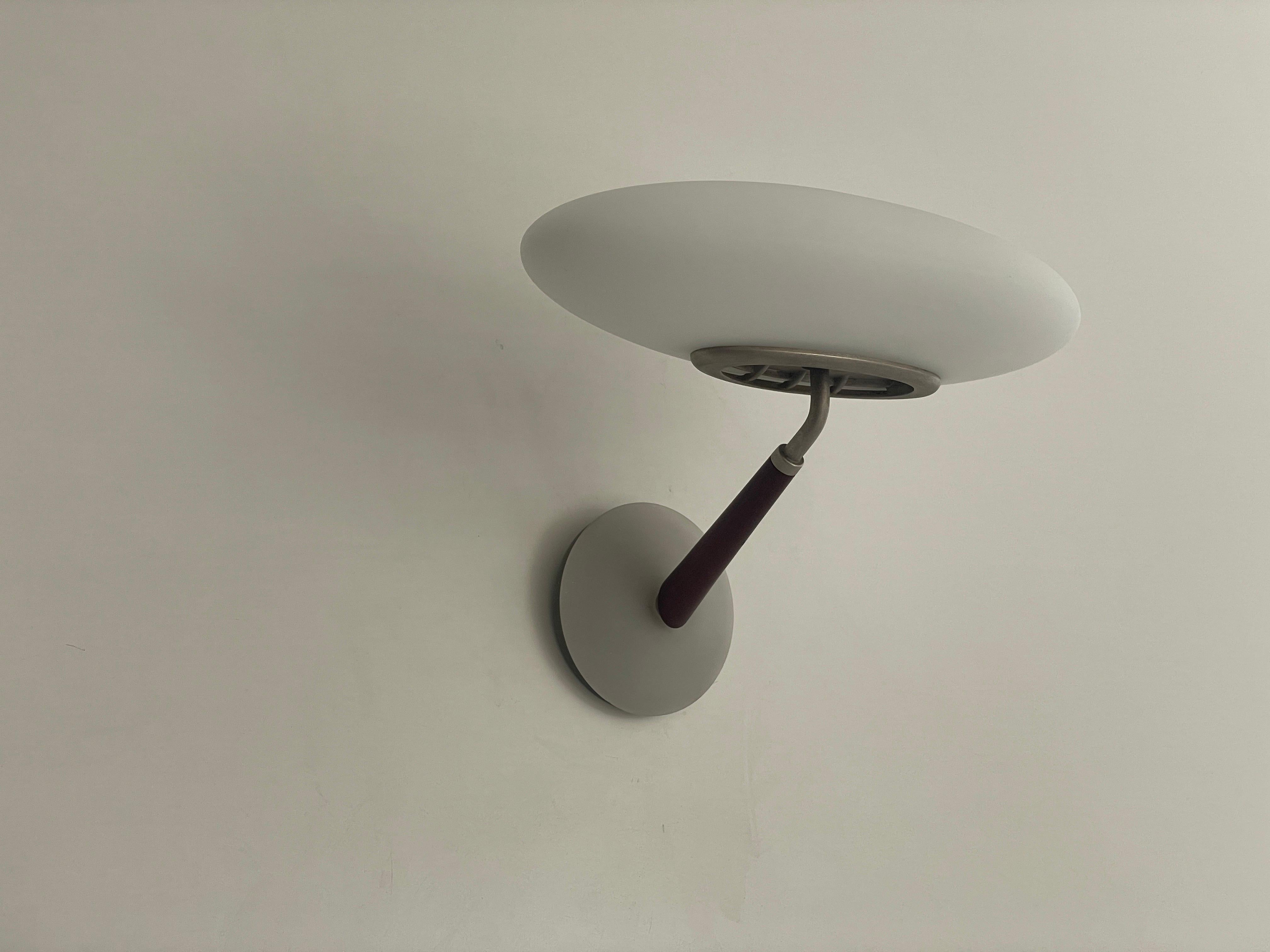 Modelo Pao' Vidrio y Metal y Madera Maciza  Aplique de pared de Arteluce, años 60, Italia

Diseño minimalista
De muy alta calidad.
Totalmente funcional.

3 Piezas disponibles

Las lámparas están en muy buen estado vintage.
Desgaste propio de la edad