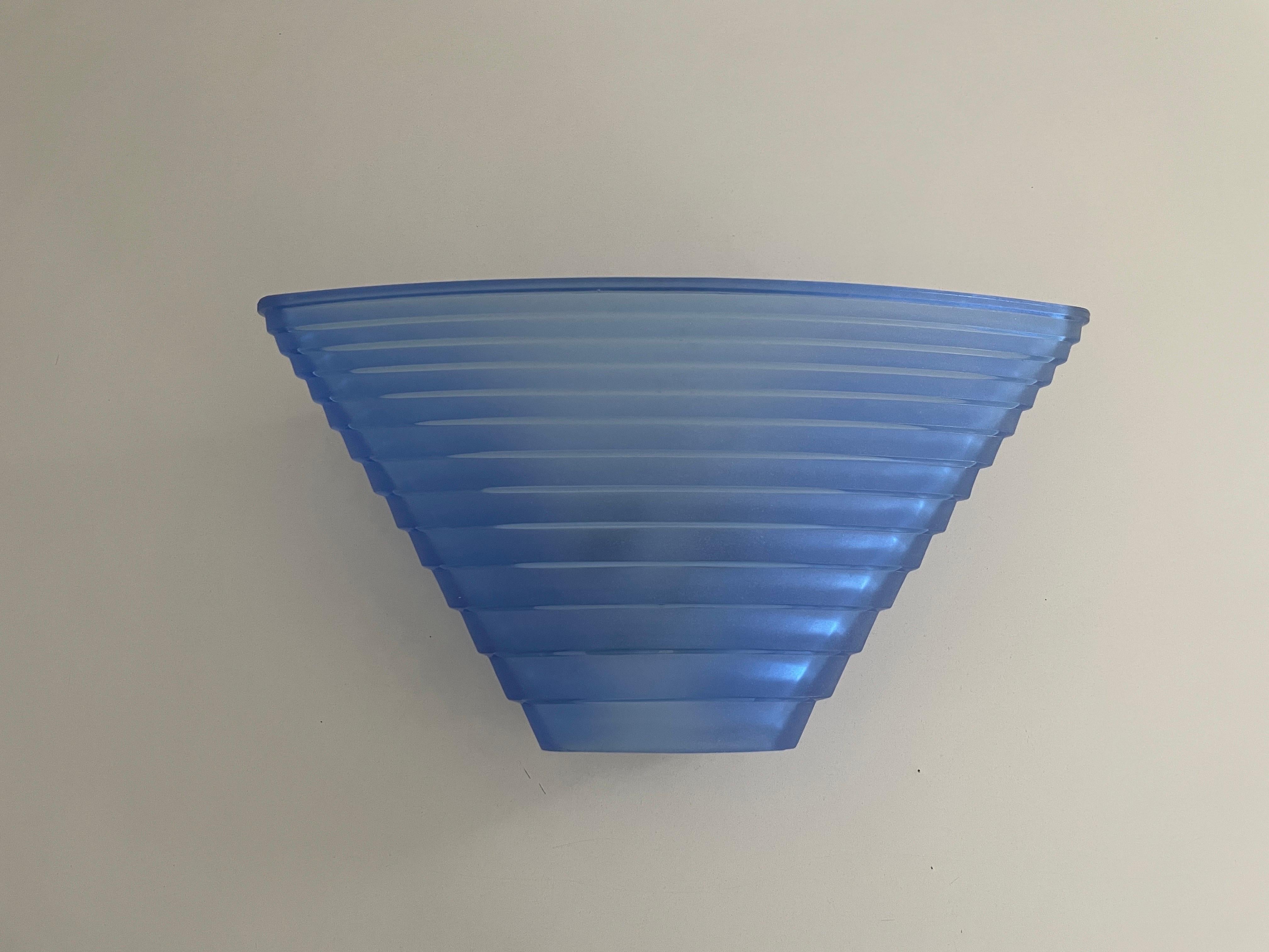 Applique singola Model Pergamo 38 di Angelo Mangiarotti per Artemide, anni '80, Italia

Il vetro è spesso e pesante

Questa lampada funziona con 2x lampadine E27.

Misure: 
Altezza: 22 cm
Larghezza: 38 cm
Profondità: 19 cm

