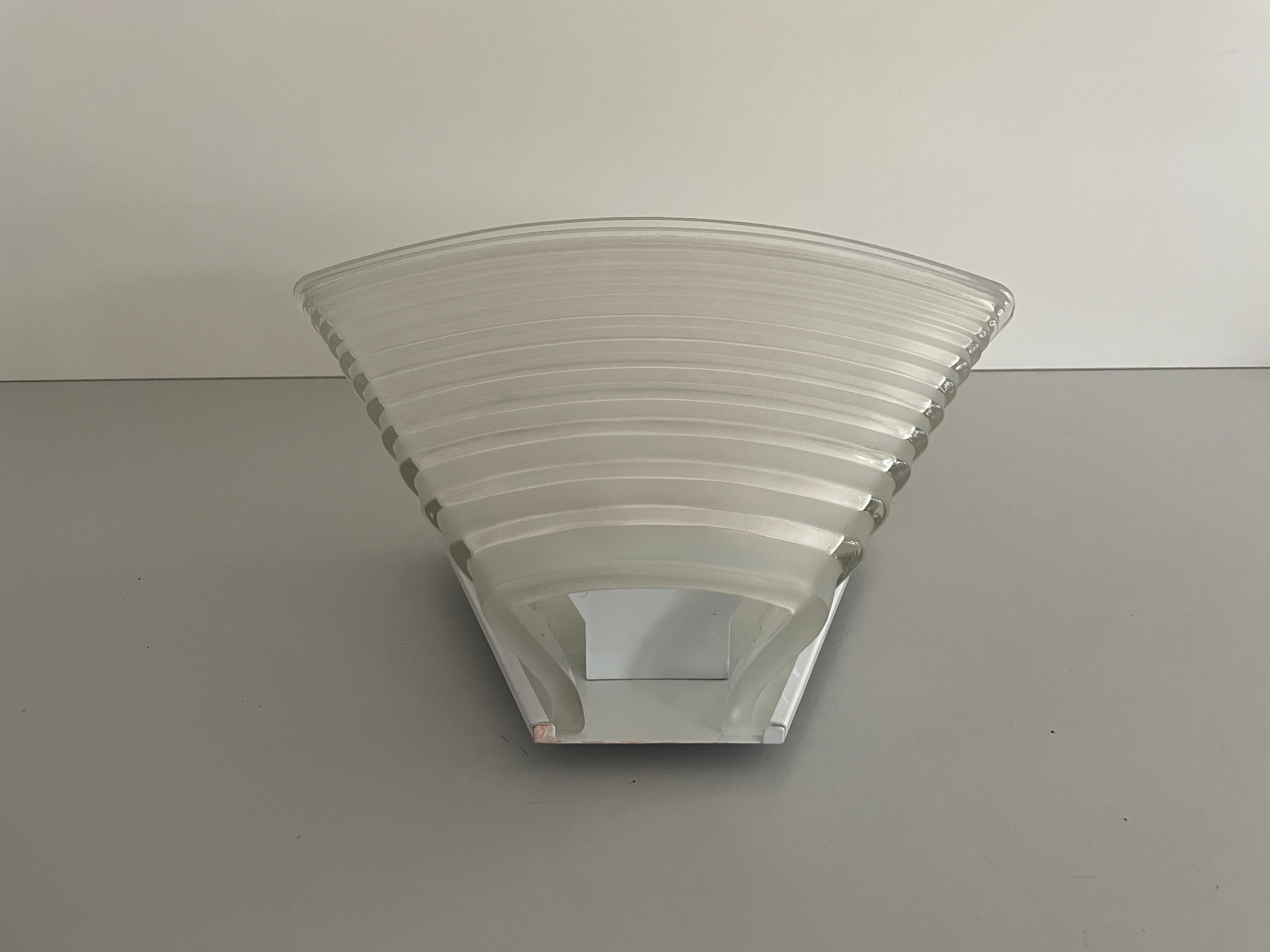 Applique singola Model Pergamo 38 di Angelo Mangiarotti per Artemide, anni '80, Italia

Il vetro è spesso e pesante

Questa lampada funziona con 2x lampadine E27.

Misure: 
Altezza: 22 cm
Larghezza: 38 cm
Profondità: 19 cm


