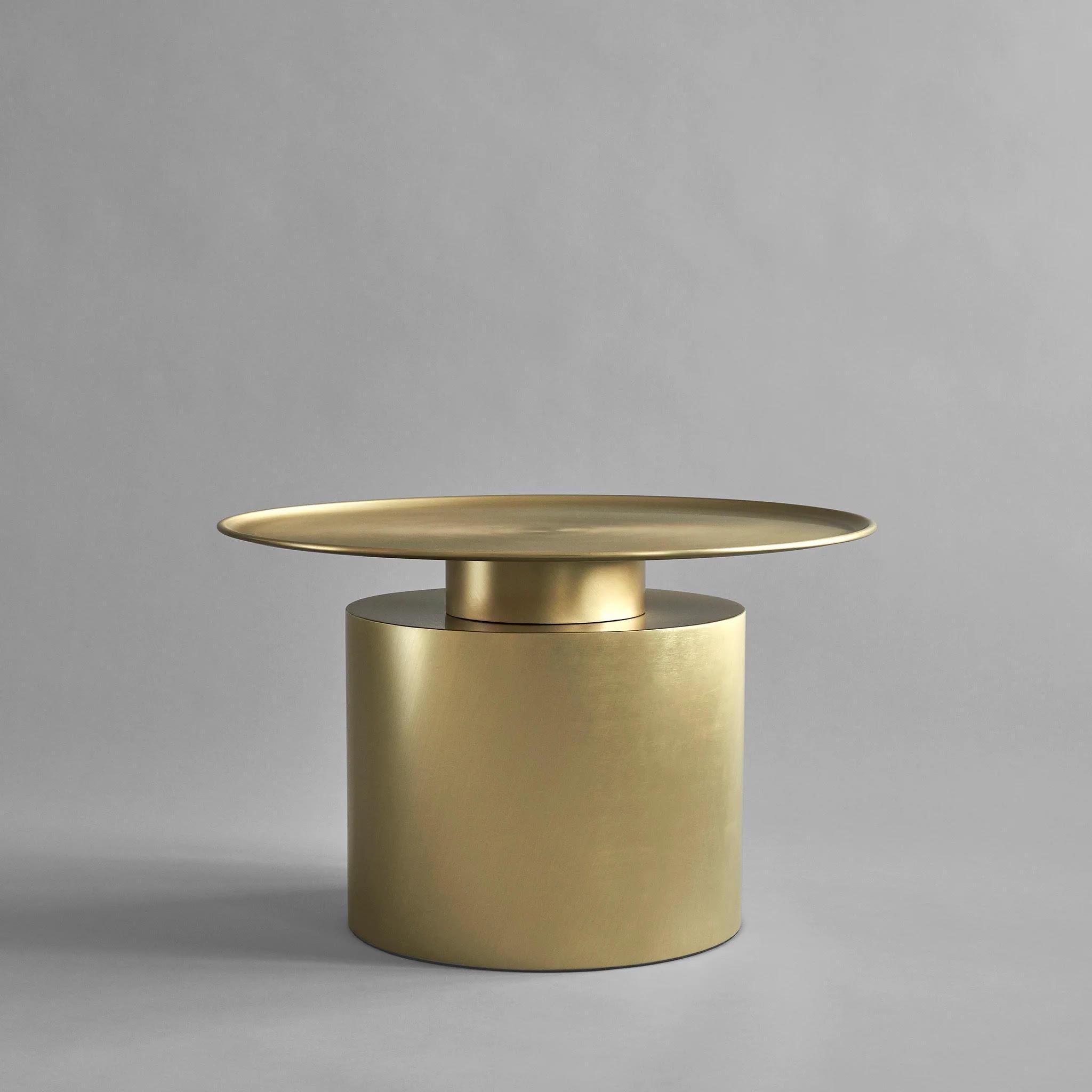 Modèle de table basse Pillar, design comme une sculpture moderne en métal plaqué, travail contemporain.


La table basse modèle Pilier s'inspire de l'utilisation riche et brillante des matériaux dans le mouvement Art déco des années 1930. 
La table