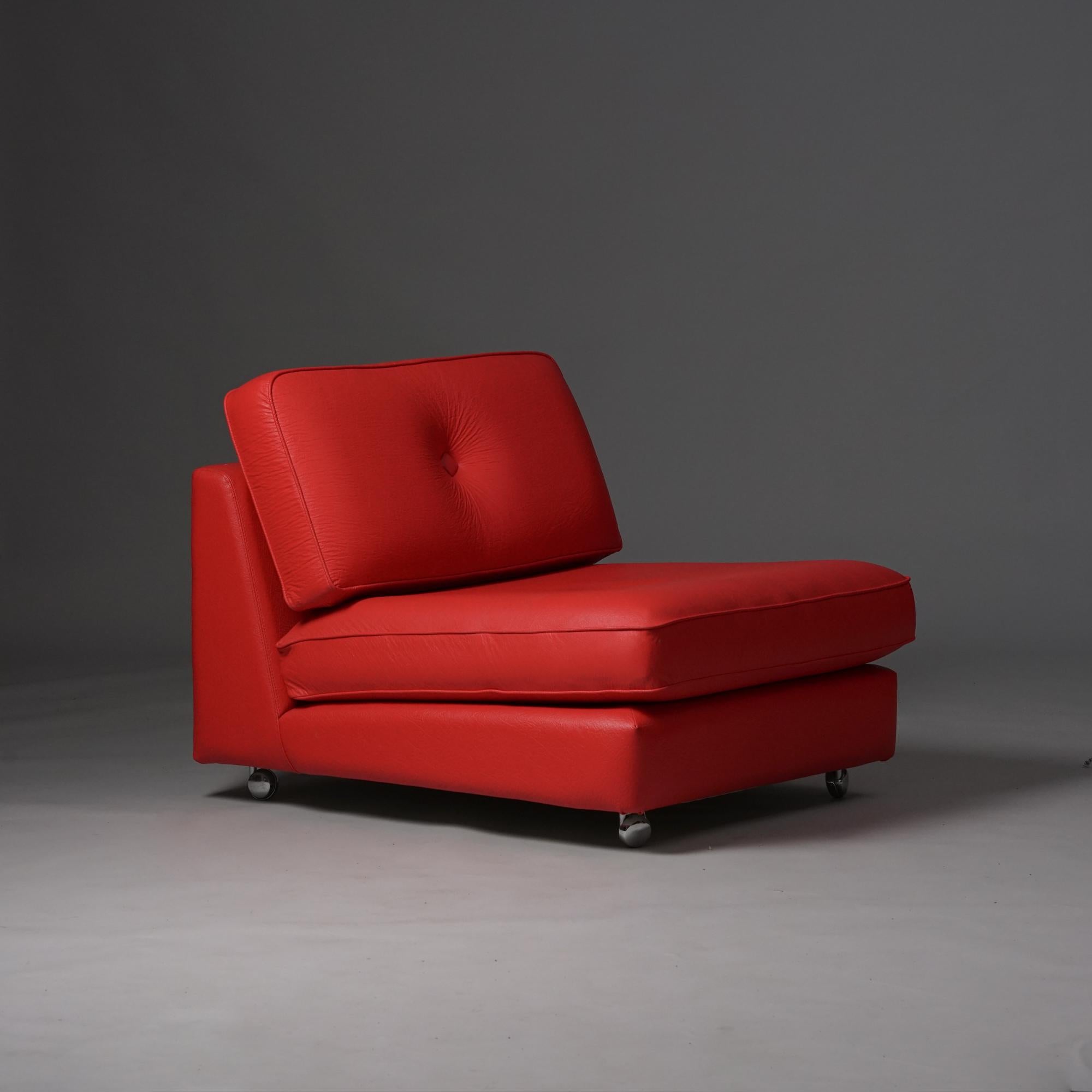 Silla de salón Modelo Poco, diseñada por Gillis Lundgren, fabricada por IKEA, década de 1970. Tapicería de piel sintética. Cuatro ruedas de metal cromado en la parte inferior. Buen estado vintage, pátina acorde con la edad y el uso. 