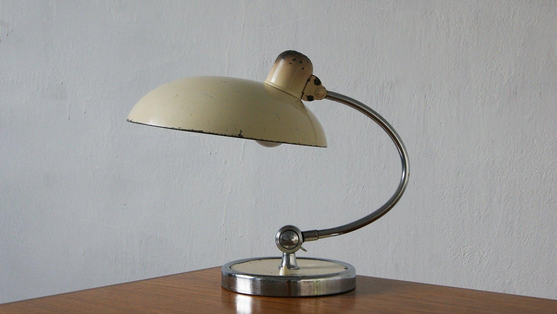 La série de lampes Kaiser Eleg présente un design très élégant et intemporel. Avec son design original de style Bauhaus, la série Kaiser Idell est construite autour de la rotule brevetée mondialement (1930), et de l'abat-jour très familier qui est