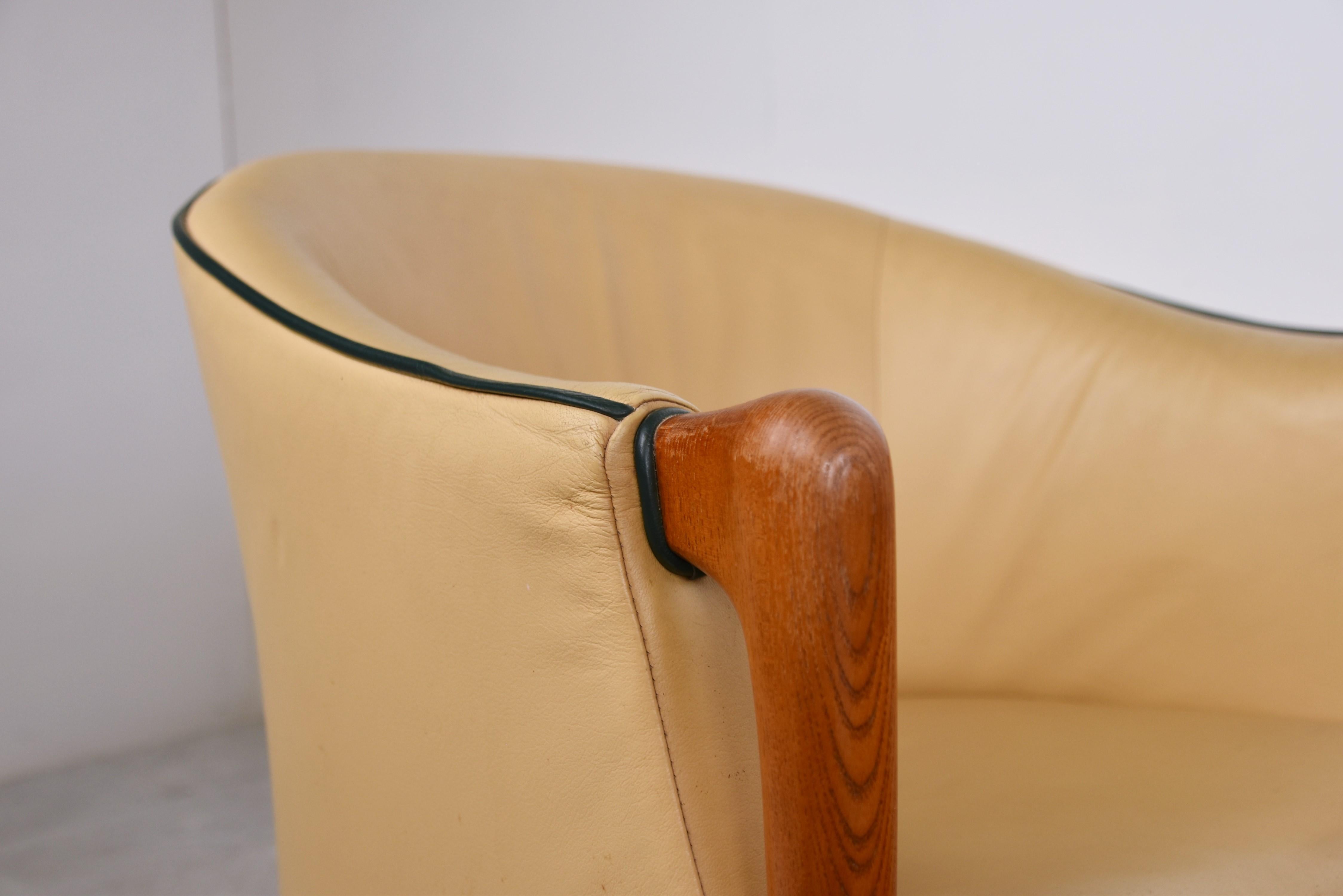 Set of 2 beautiful yellow leather and wooden armchairs by Umberto Asnago for Giorgetti.

Elegant italian design with the beautiful integrated wooden armrests and nicely upholstered leather.

Original upholstery, no damages.

Timeless design,