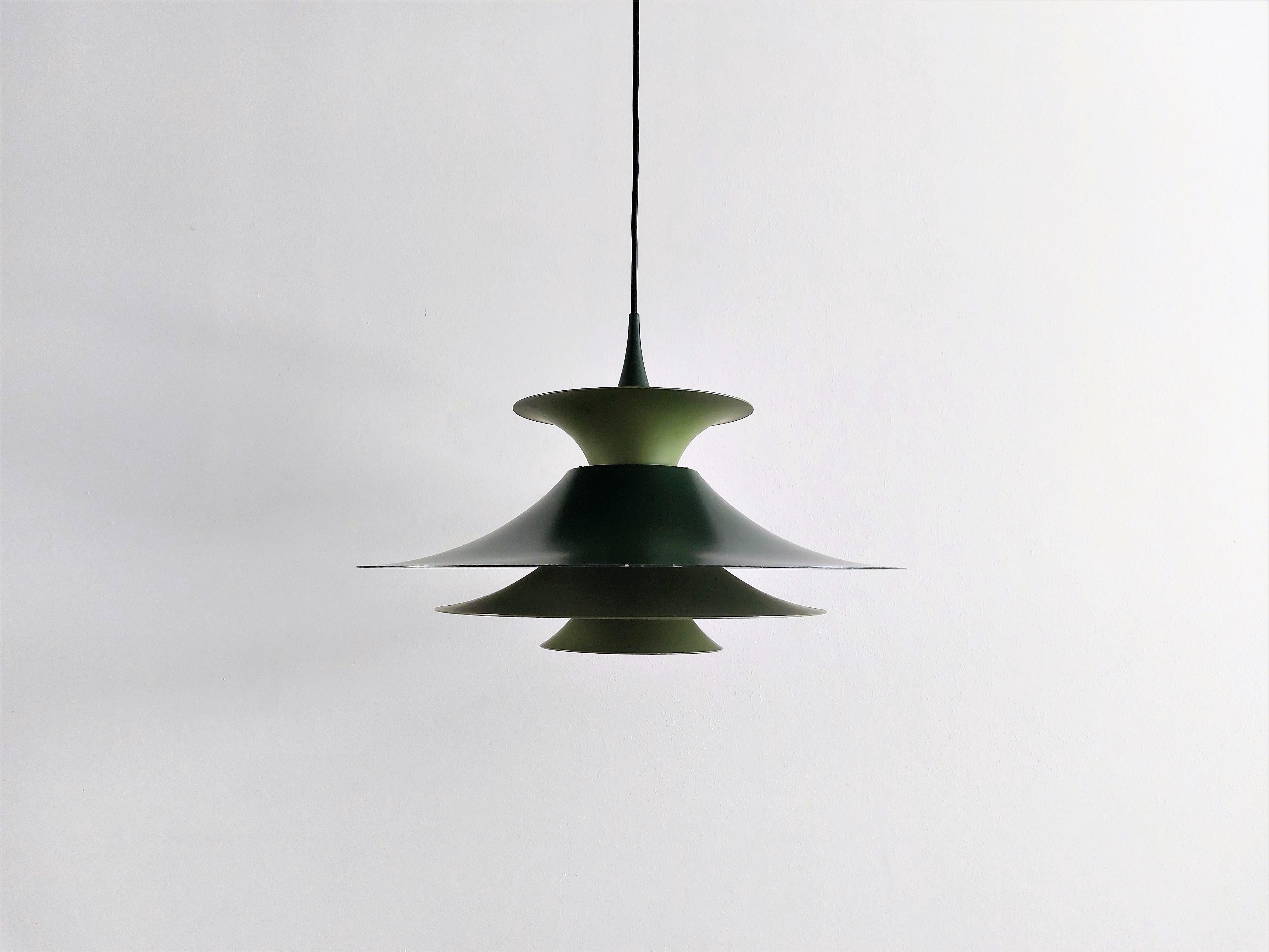 This pendant lamp was designed by Erik Balslev for Fog & Mørup in Denmark in the 1970's. The Radius I is the ø 47 cm version of the Radius lights. The pendant has dark and light green coloured parts, that gives it a fresh and playful look. The