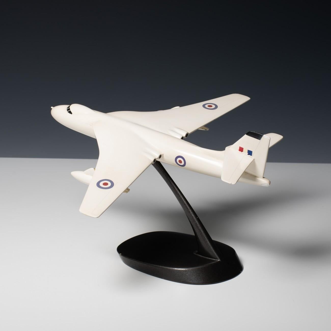 Modèle réduit de l'avion bombardier Vickers Valliant « V » de la RAF, vers 1955 en vente 4