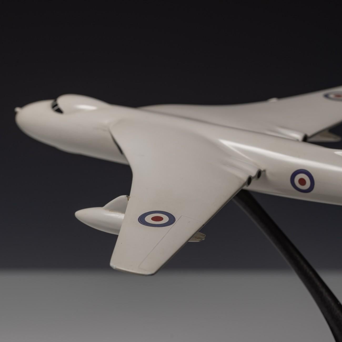 Modèle réduit de l'avion bombardier Vickers Valliant « V » de la RAF, vers 1955 en vente 8