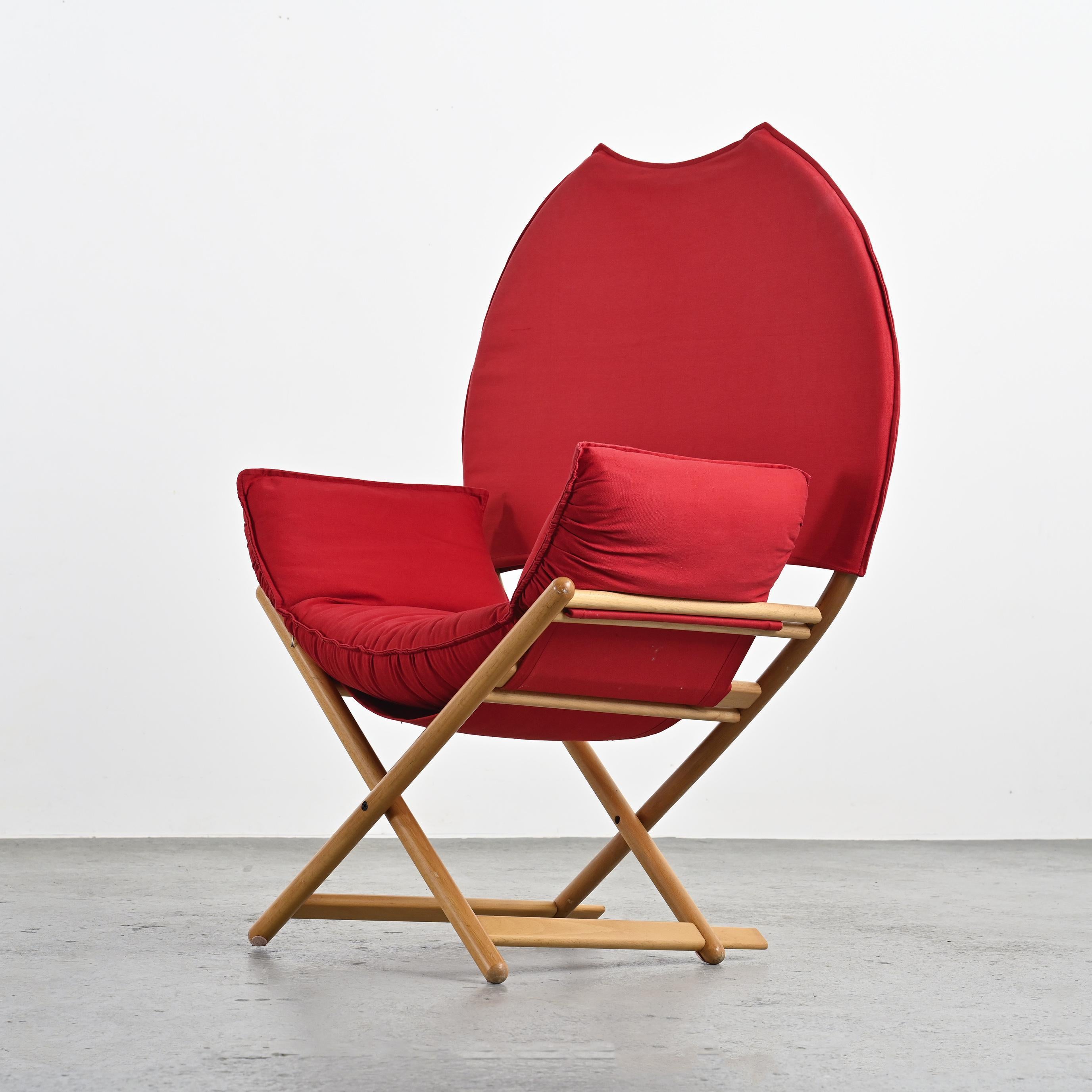 
Sillón plegable modelo Regina d'Africa de la serie Broomstick, diseñado por Vico Magistretti en 1979.

Esta llamativa silla presenta un armazón de madera de haya maciza, que se distingue por su lona tensada de color rojo vibrante, que añade un