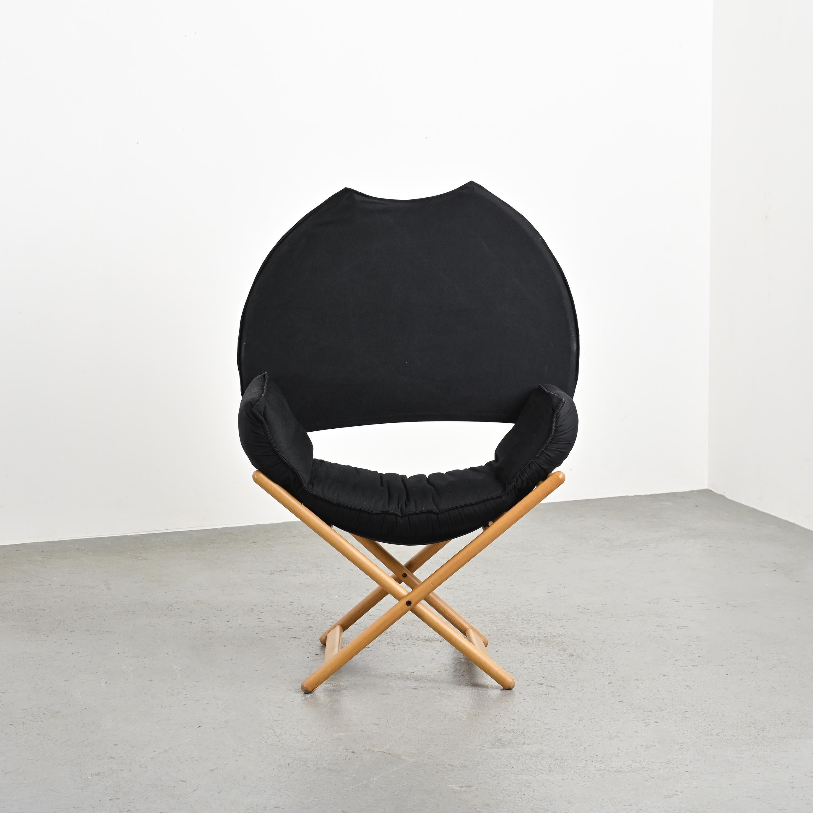 Folding armchair model Regina d'Africa from the Broomstick Series, designed by Vico Magistretti in 1979, in an elegant black version.

This refined chair features a solid beechwood frame, complemented by sleek black stretched canvas that creates a