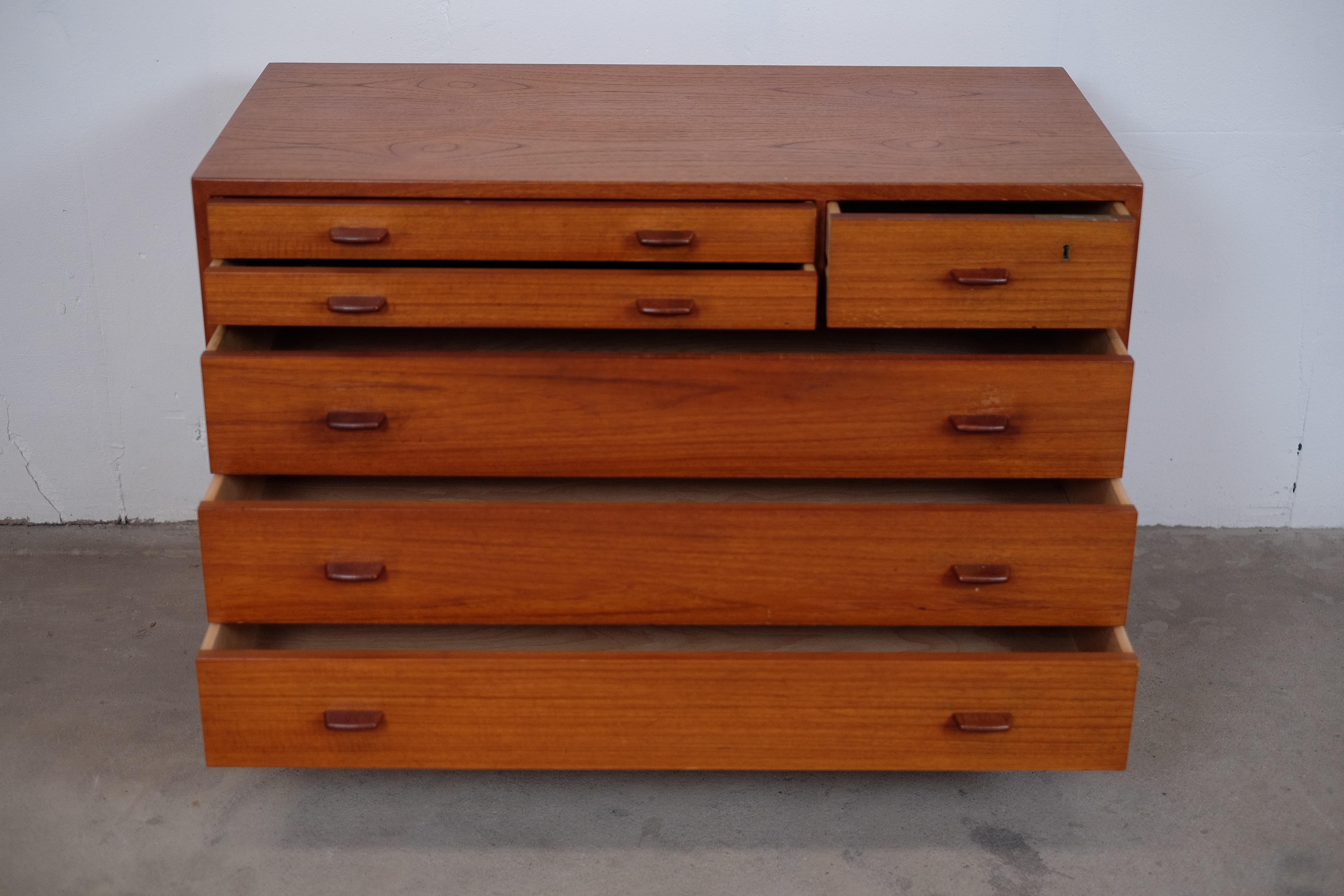 Model RY16 Teak Dresser by Hans J. Wegner for Ry Møbler, 1956 In Good Condition In Middelfart, Fyn