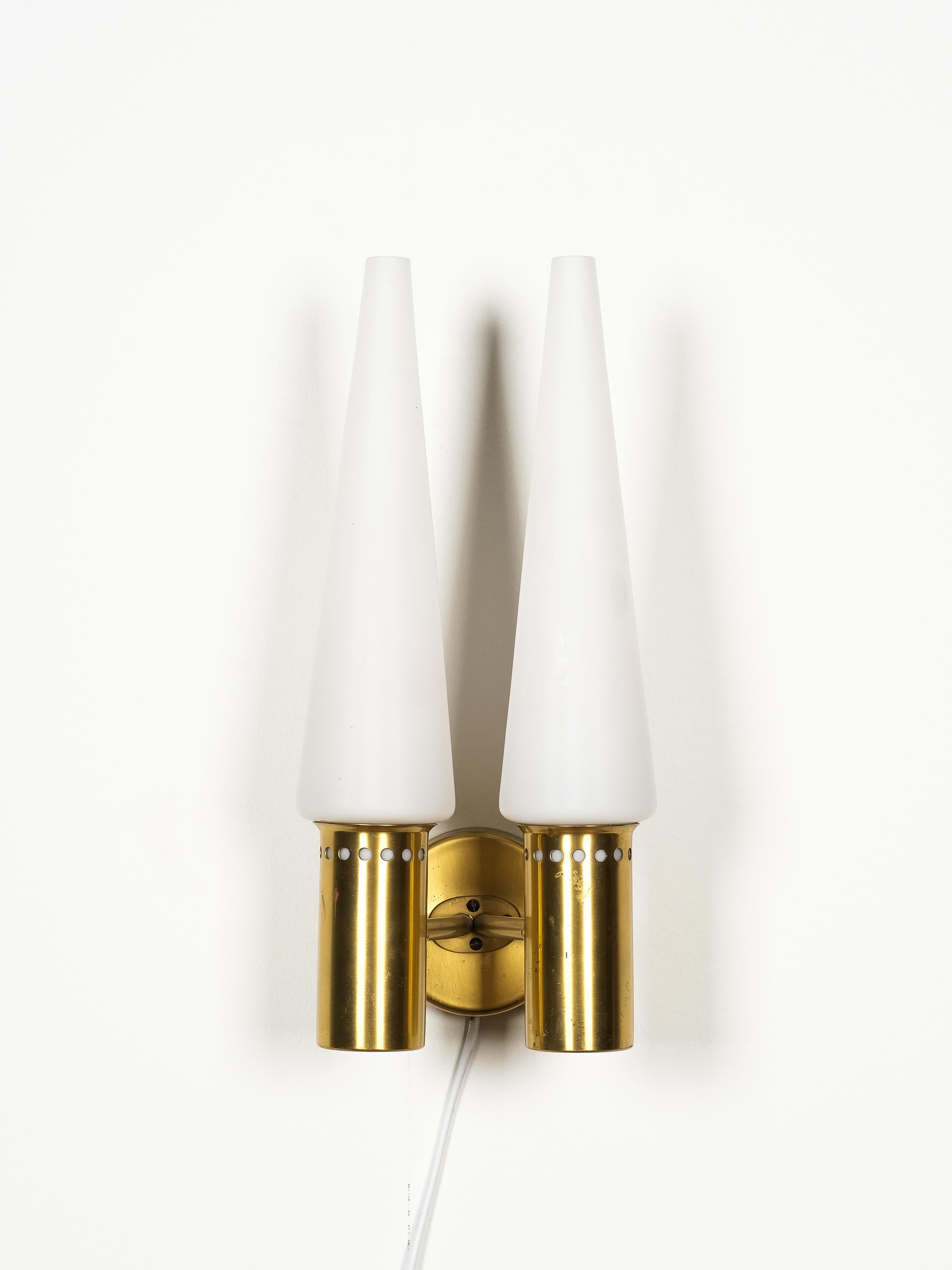 Rare applique en verre opalin et laiton, nom de modèle : S-1987/2.
Produit par Hans-Agne Jakobsson, Agnes, Suède, années 1950.
Hauteur : 33 cm