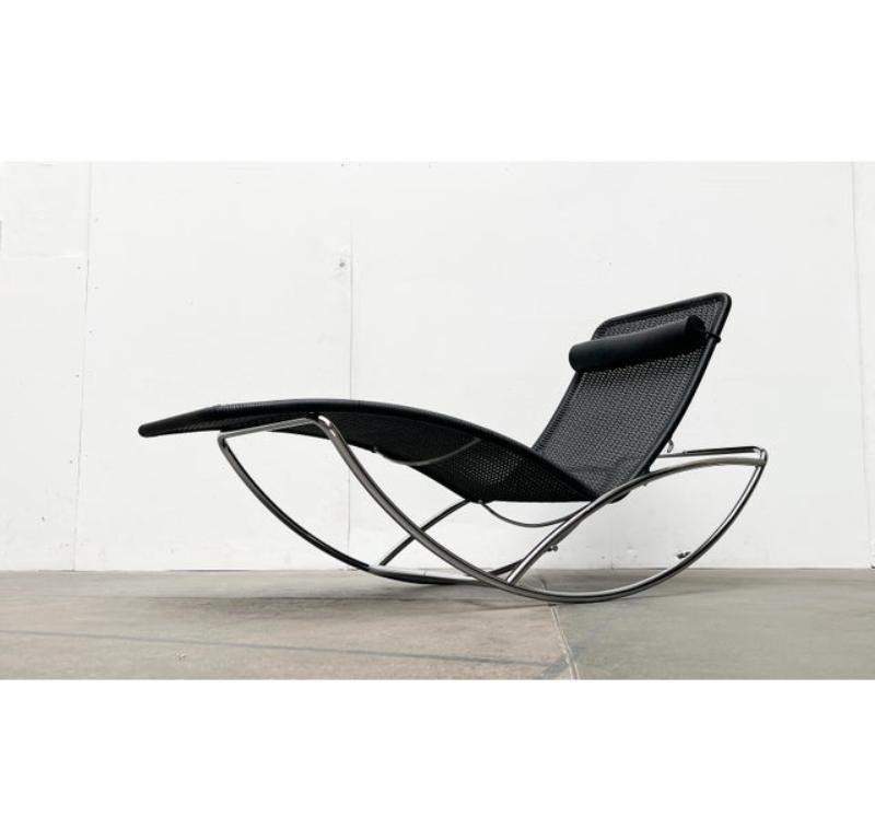 Chaiselongue oder Schaukelliege des renommierten Stahlrohrmöbelherstellers Thonet nach einem Entwurf des dänischen Designers Torben Skov aus den 80er Jahren.

Das Besondere an diesem Design ist seine Flexibilität. Das verchromte Stahlrohrgestell mit