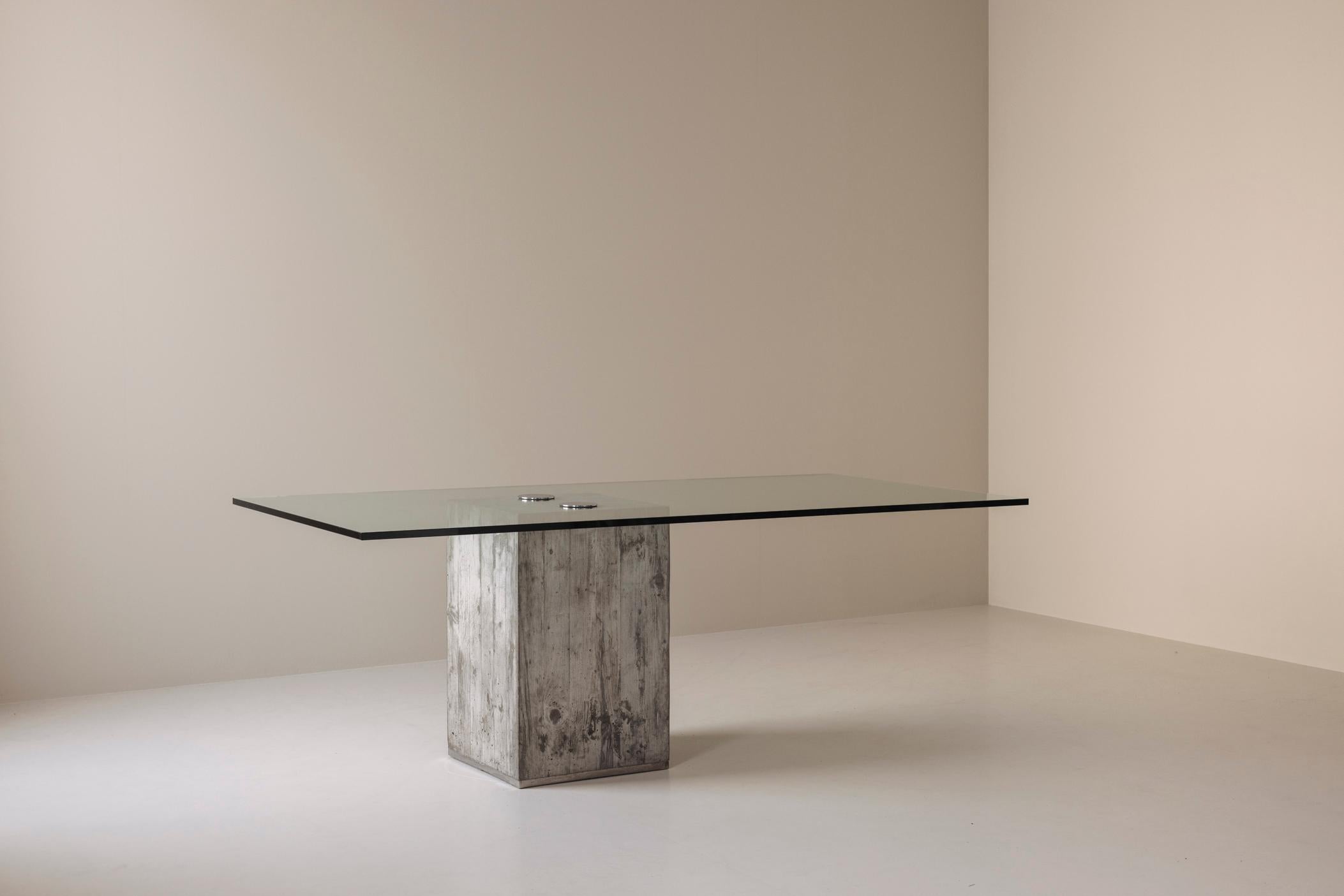 Auténtica obra maestra arquitectónica, la mesa de comedor Model Sapo de Sergio y Giorgio Saporiti combina a la perfección la estética brutalista con la elegancia minimalista. Diseñada para Saporiti Italia en 1972, esta mesa encarna la fuerza, el
