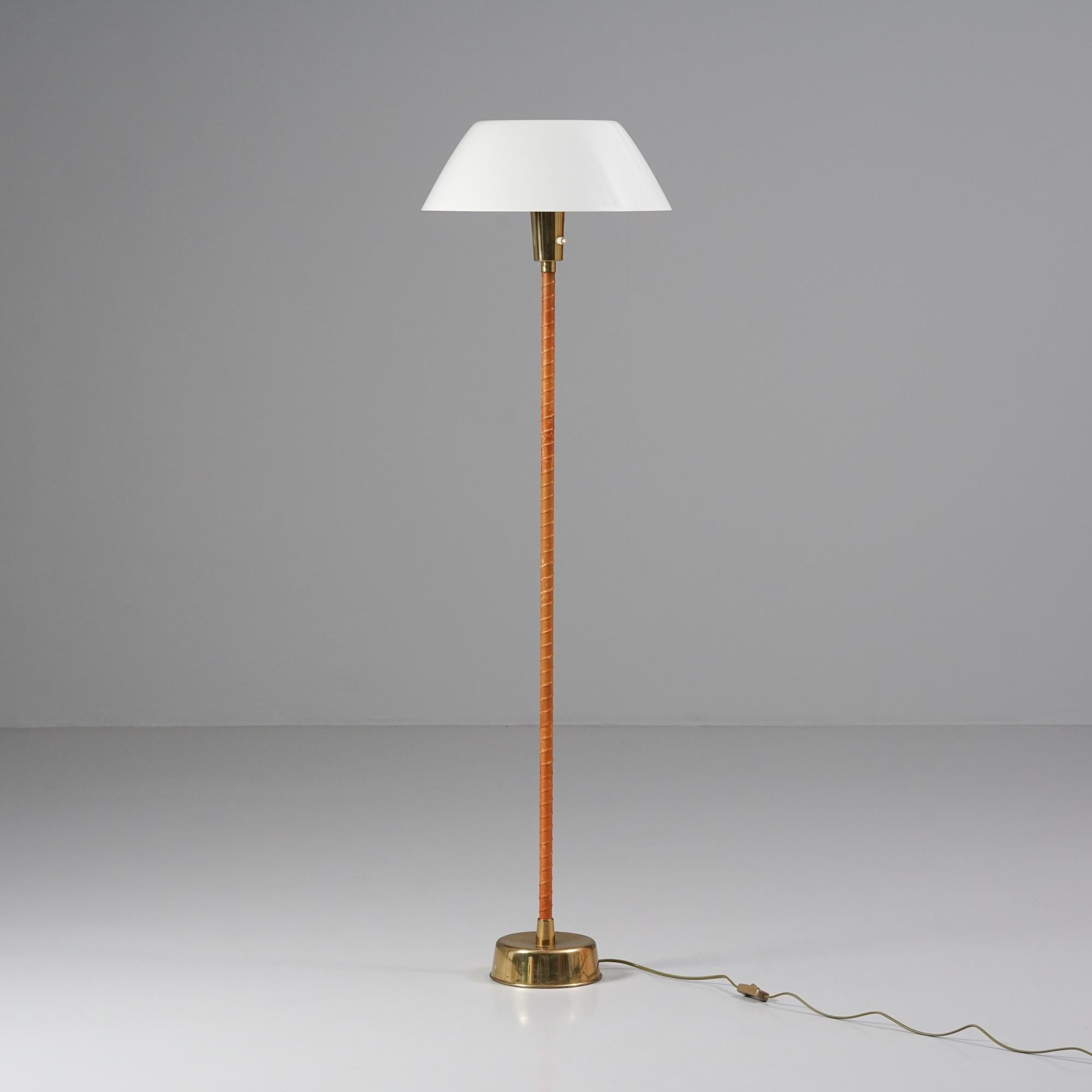 Model Senator/Ihanne floor lamp, design Lisa Johansson-Pape, manufactured by Orno Oy, 1950s. Brass frame, leather wrapping on the frame, acrylic and painted metal shades. Good vintage condition, minor patina consistent with age and use. 