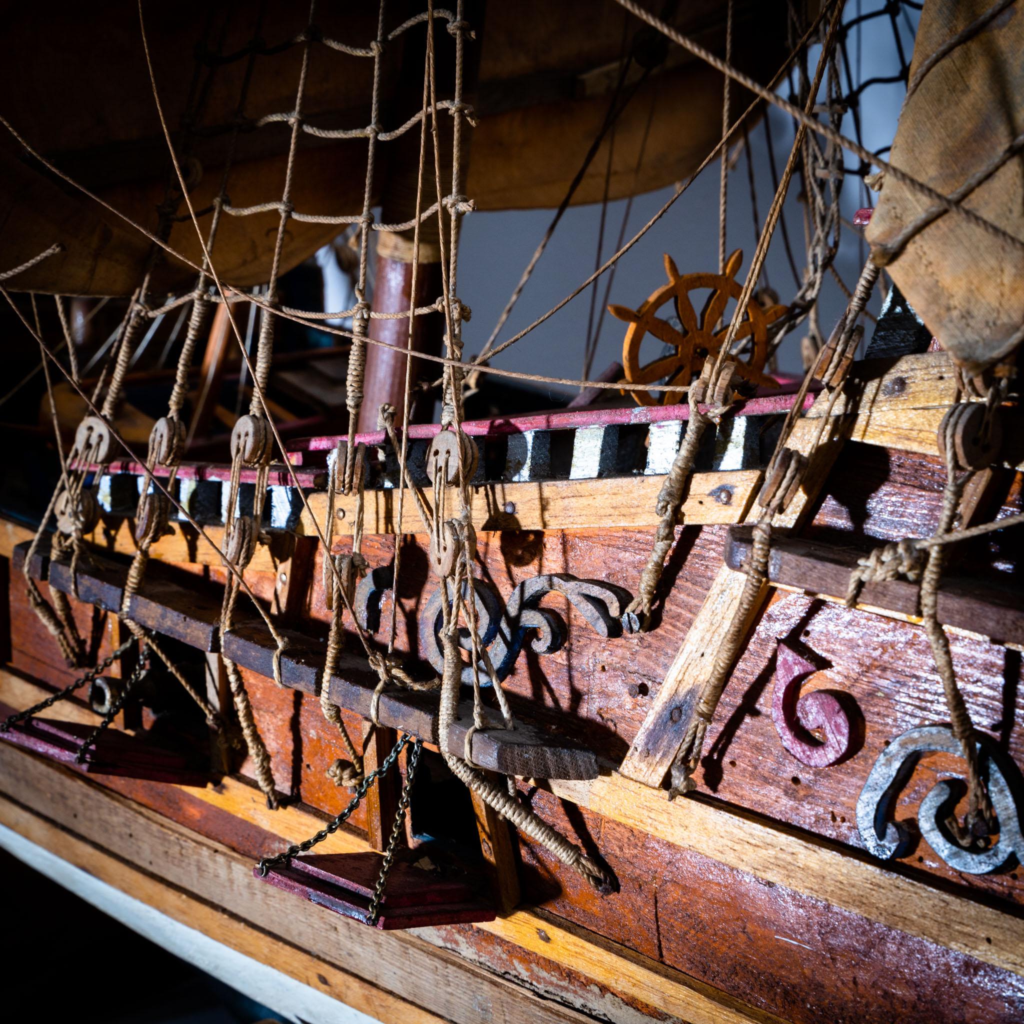 Detailliertes Schiffsmodell der Galeone Löwe mit drei Masten und einreihiger Anordnung der Geschütze.