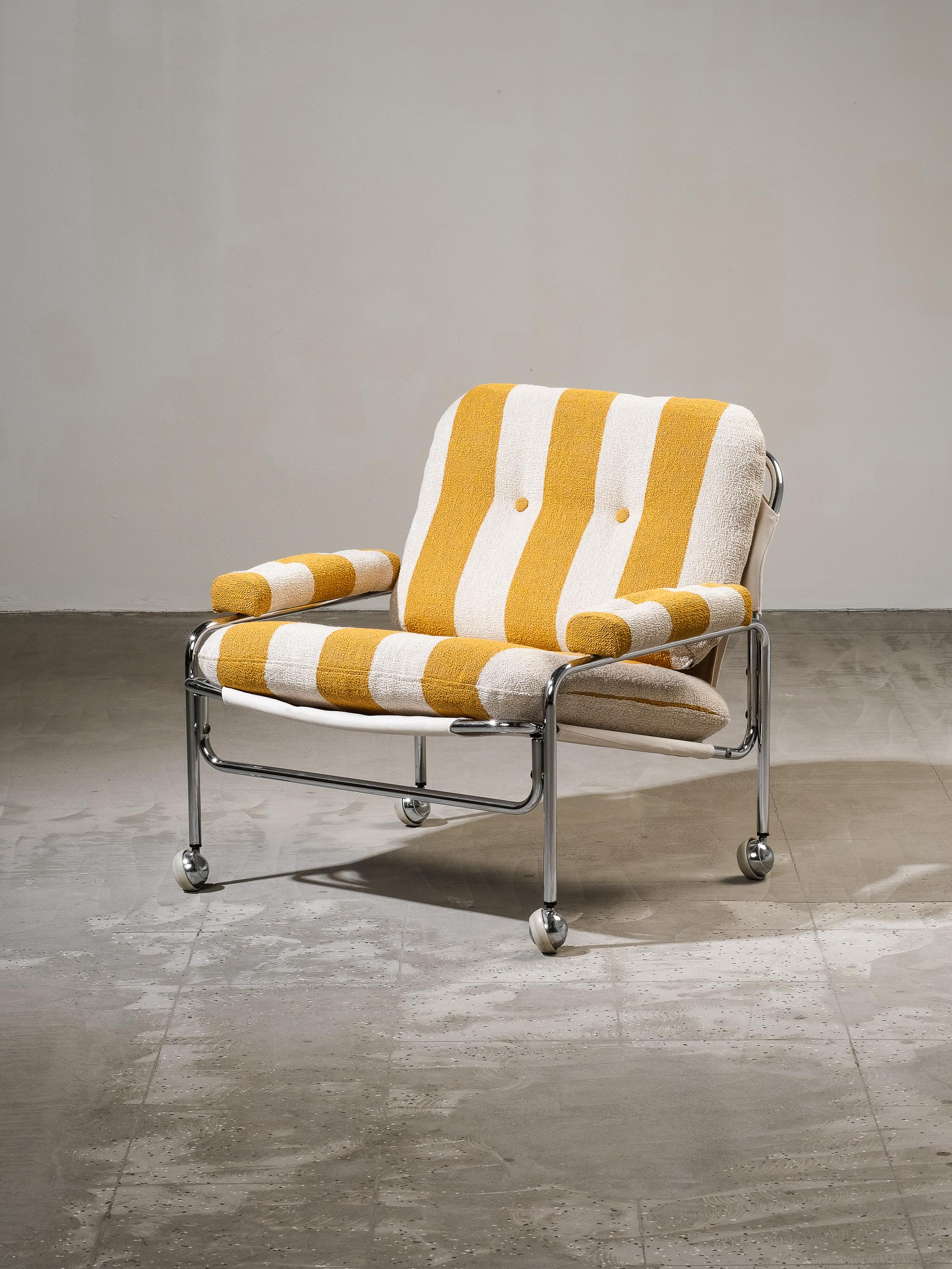 Lounge / easy chair in tubular chrome metal frame and beautiful new striped upholstery by Lauritzon. Model 