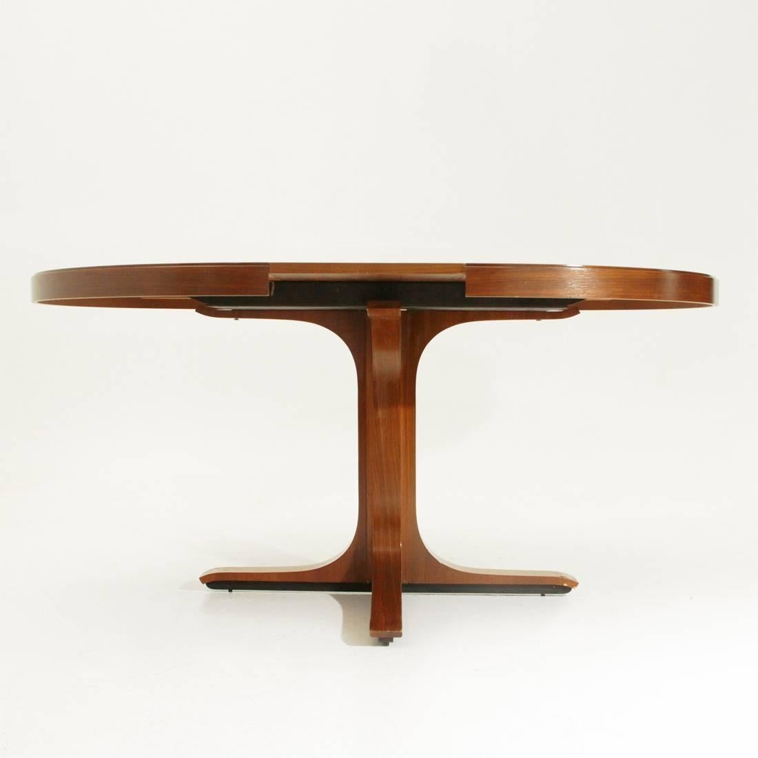 Table produced in the 1960s by Stilwood on a project by Giovanni Ausenda.
Structure and top in rosewood veneered wood.
Extendable table with internal extension.
Good general conditions, some signs and lack of veneer due to normal use over