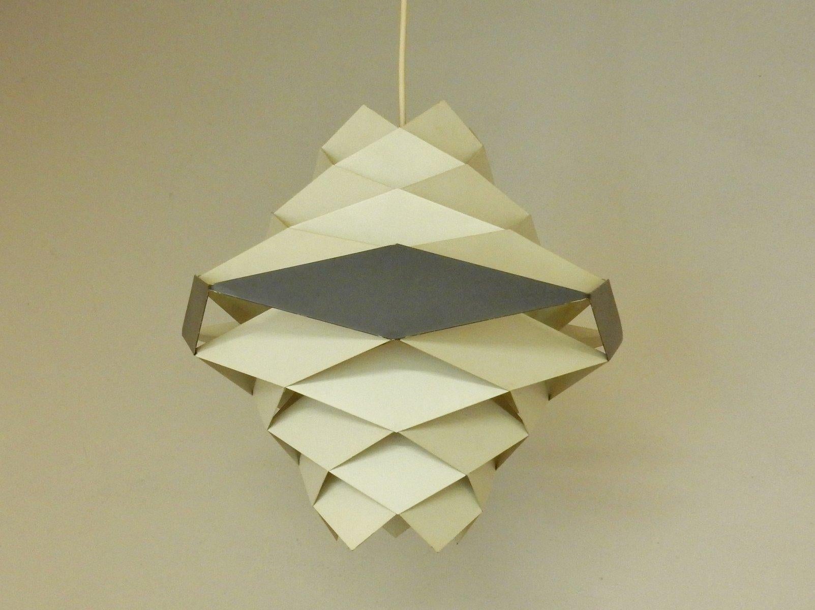 Fantastica lampada a sospensione dal design modernista di Preben Dal per Hans Følsgaard. Un design dei primi anni '60. Questa lampada è etichettata con un'etichetta parziale 