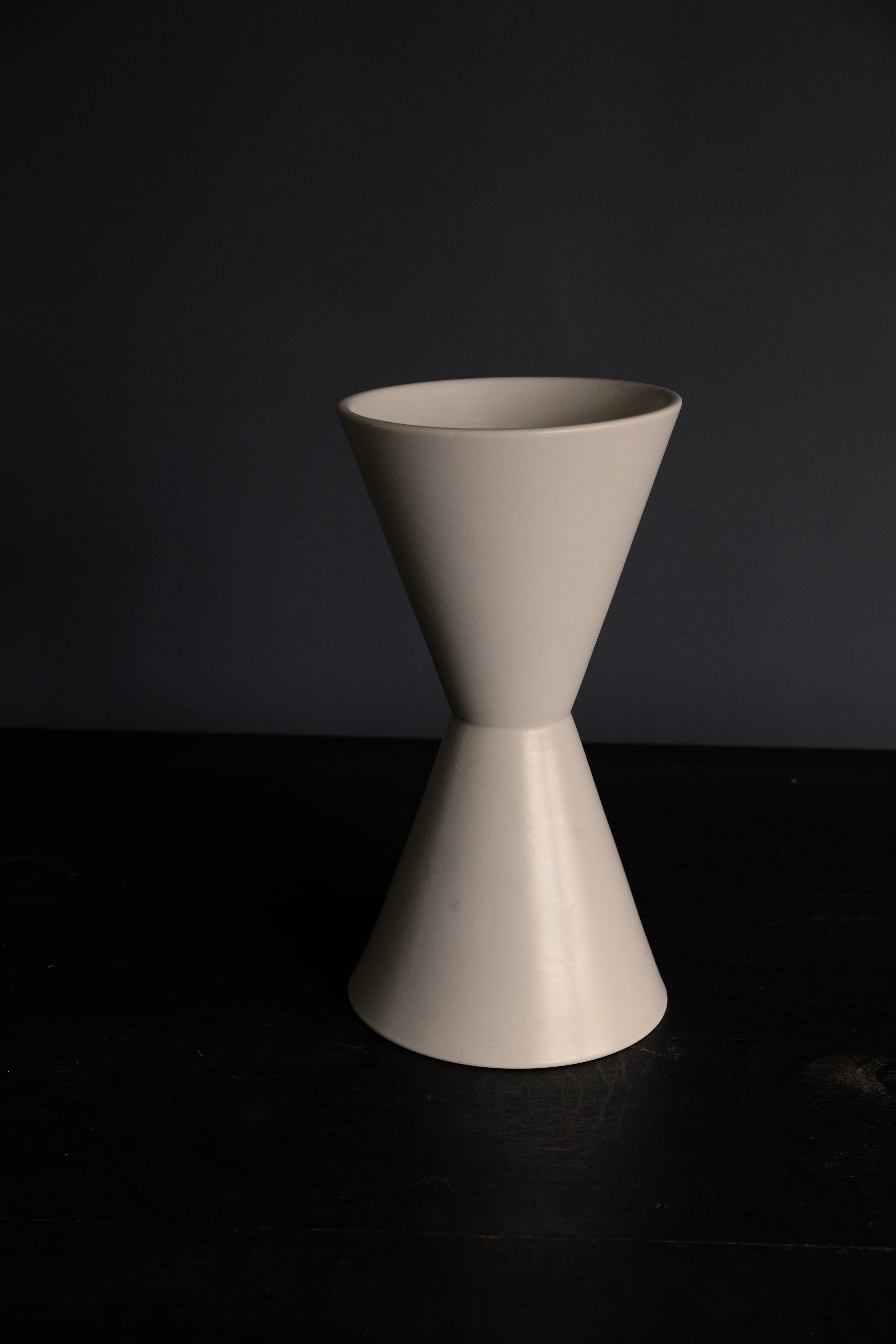 Model T-102 Planter by Lagardo Tackett for Architectural Pottery, Midcentury, USA
White Matte Glaze

H 20