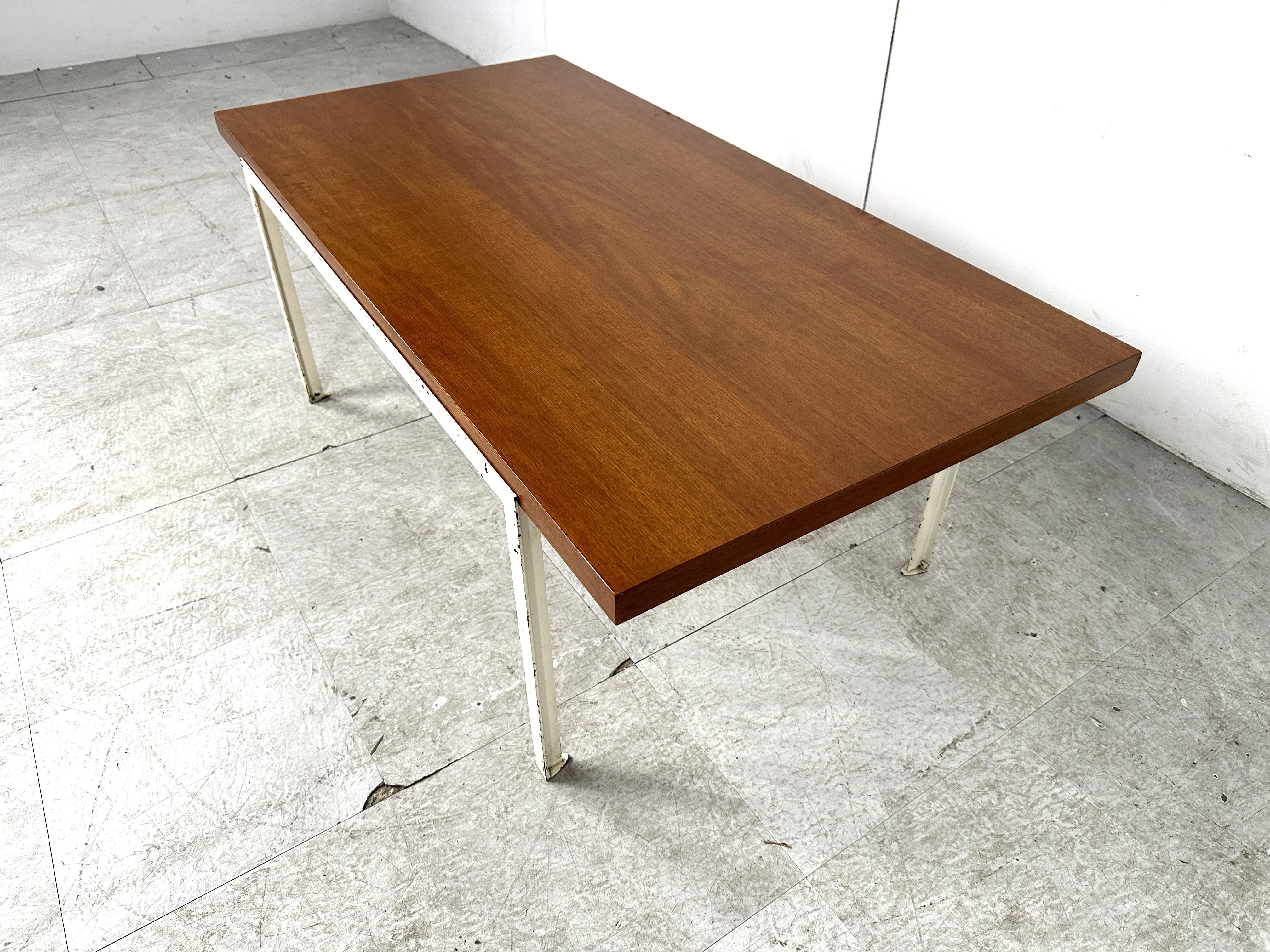 Model T Angle Coffee Table by Florence Knoll for Knoll International, 1960s In Good Condition In HEVERLEE, BE
