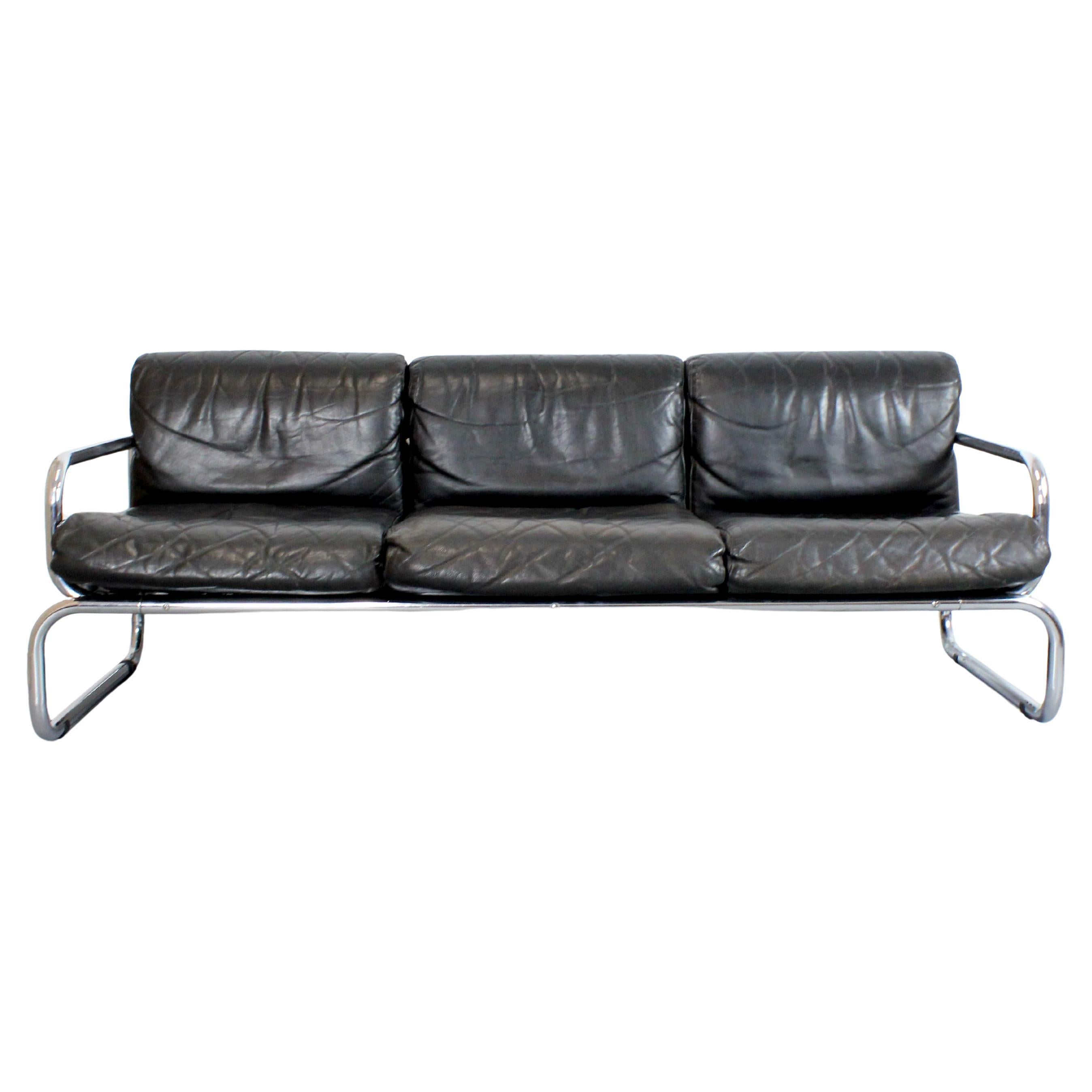 Model "T3" sofa in black leather with chrome-plated tubular steel frame For Sale