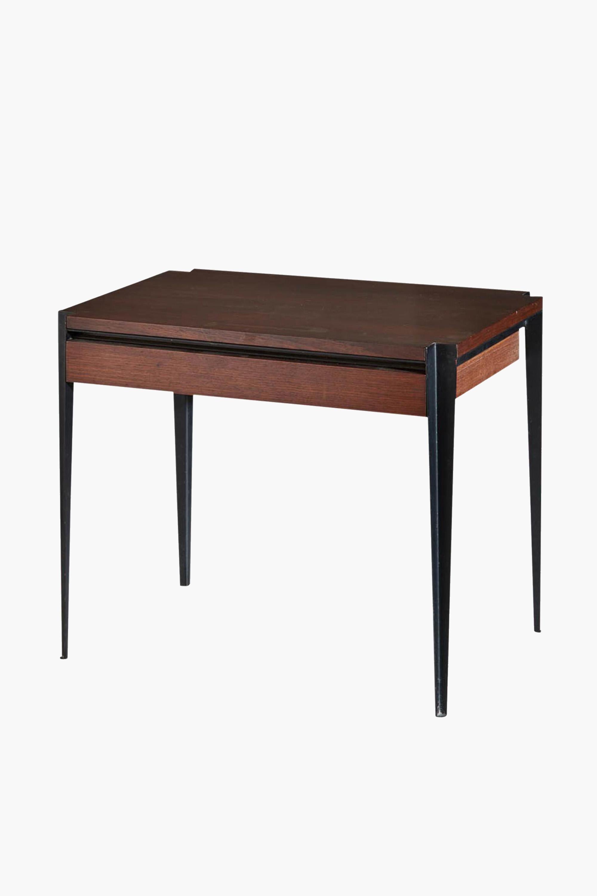 Tisch Modell T61 von Osvaldo Borsani für Tecno, 1960er Jahre

Ein von Osvaldo Borsani entworfener Couchtisch oder Beistelltisch Modell T61 aus den 1960er Jahren mit einer einzigen Schublade.

Hergestellt aus Teakholz mit schwarz lackiertem