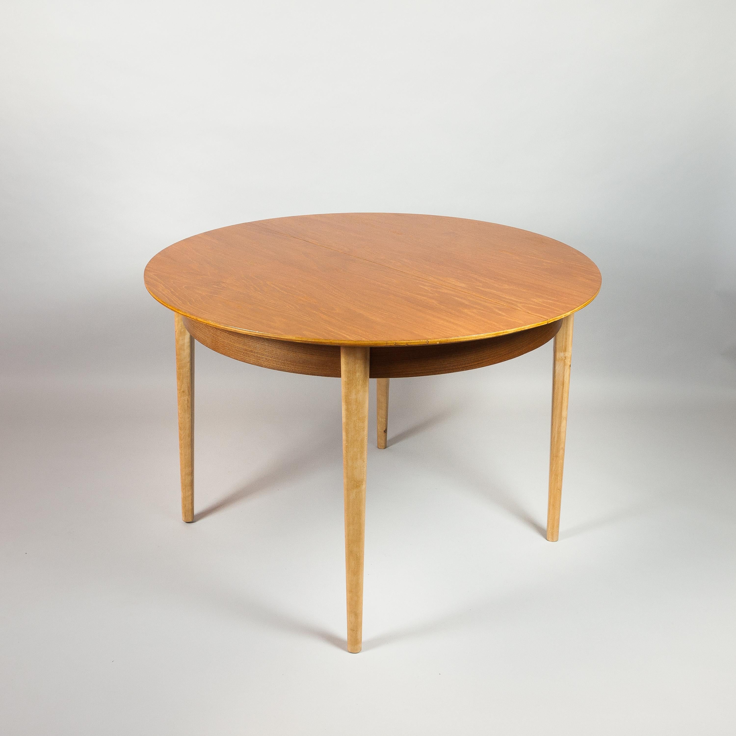 TB05 extendable dining table by Cees Braakman for Pastoe, teak and maple. In great condition the table has been fully refinished. The table dismantles for easy transportation. Please note the width is 105cms when closed and 155cms when extended,