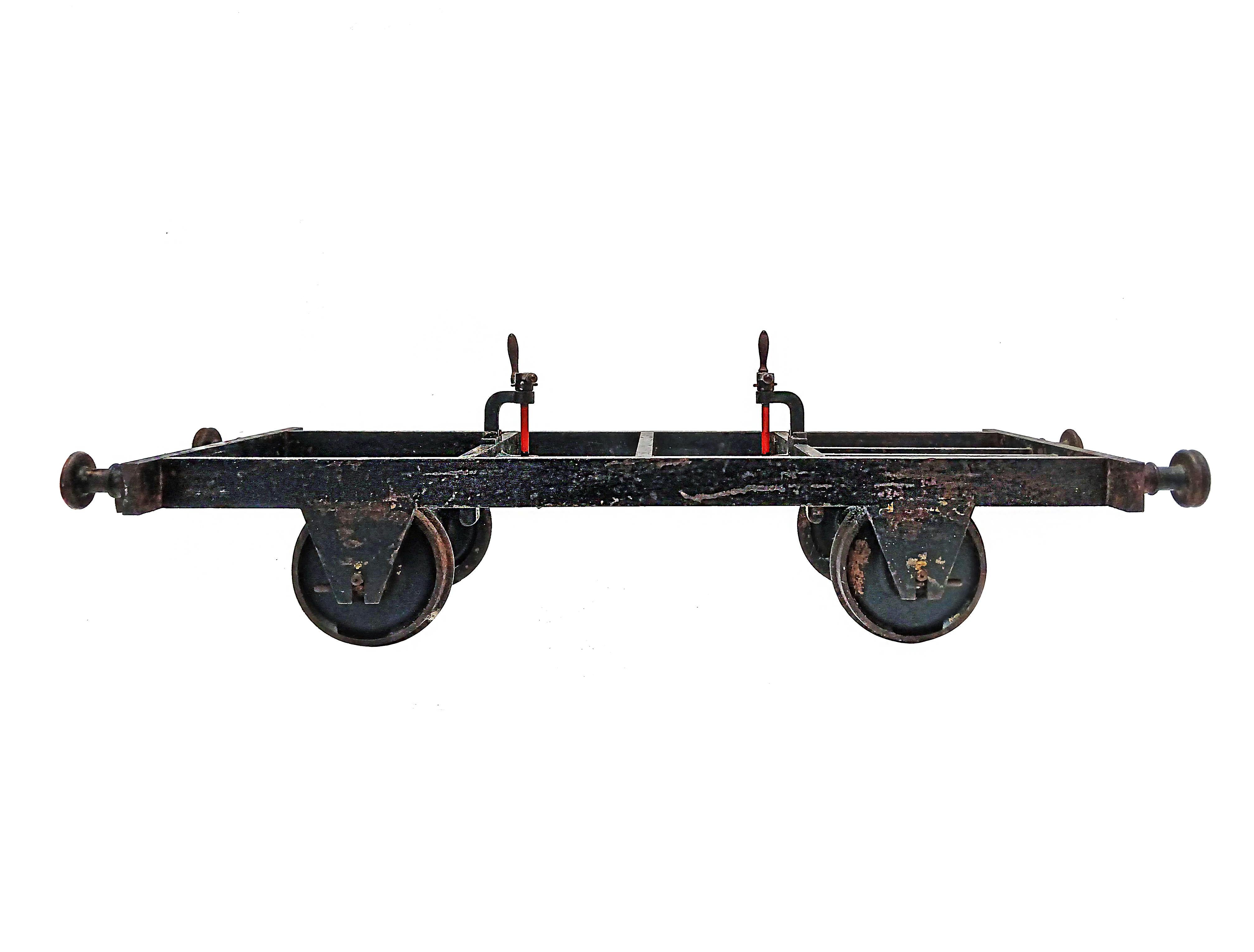 Un chasis base de maqueta de tren de época, hecho a mano en Francia, a principios del siglo XX, hacia 1910-1920. 
Hierro forjado, piezas 100% funcionales. Fiel reproducción en miniatura de un tren real. 

23 pulgadas de largo, 10,75 pulgadas de