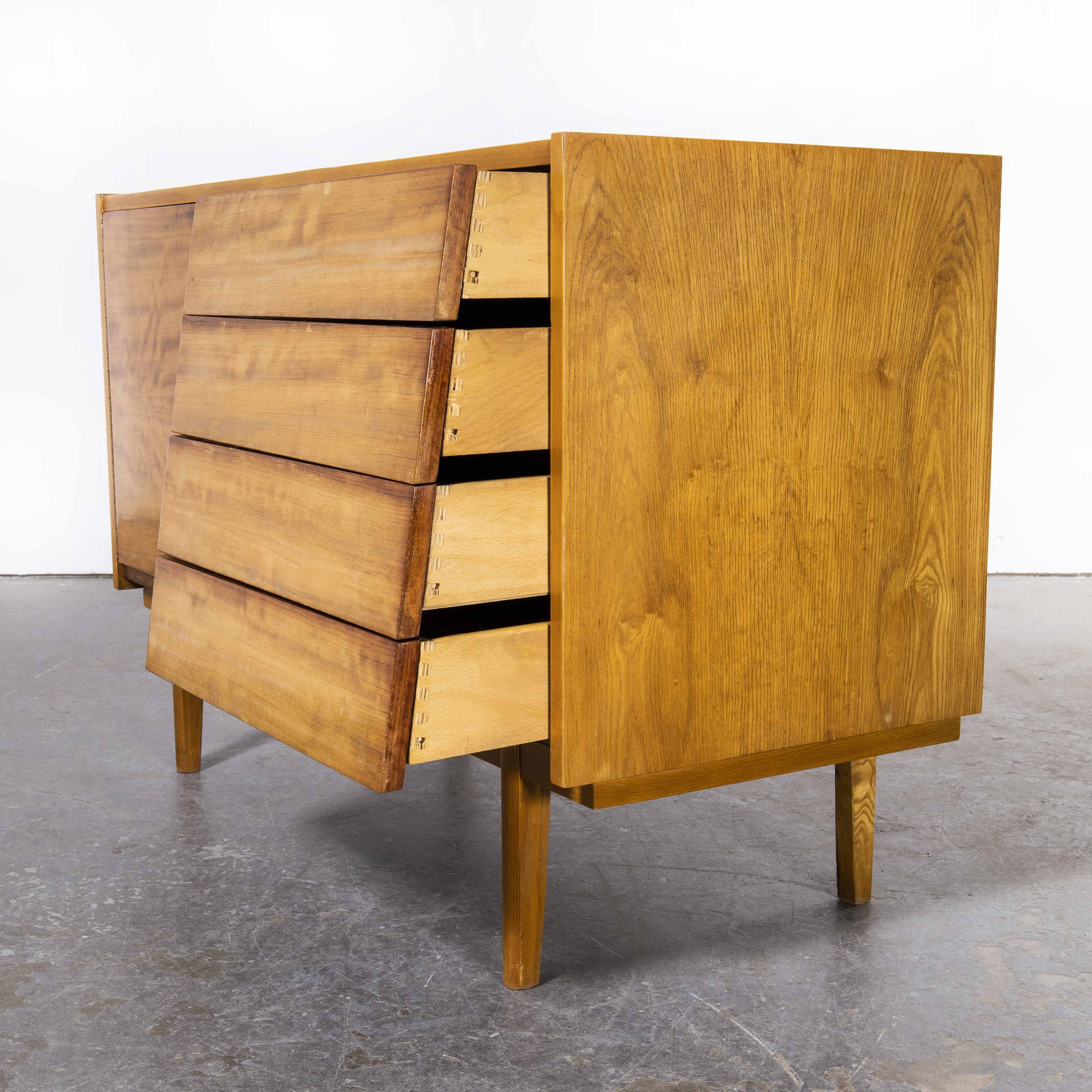Chêne Modèle U-458, meuble de rangement en chêne à quatre tiroirs des années 1950 de Jiri Jiroutek pour Interieur Praha en vente