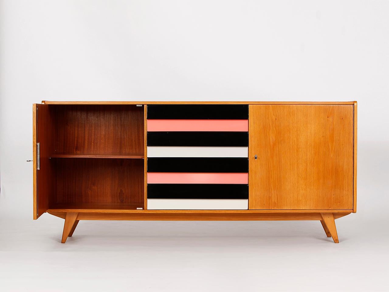 Dieses Sideboard Modell U-460 wurde von Jiri Jiroutek für Interier Praha in der ehemaligen Tschechoslowakei entworfen. Produziert in den 1960er Jahren. Vollständig restauriert. Ausgezeichneter Zustand. Es handelt sich um ein frühes Modell mit