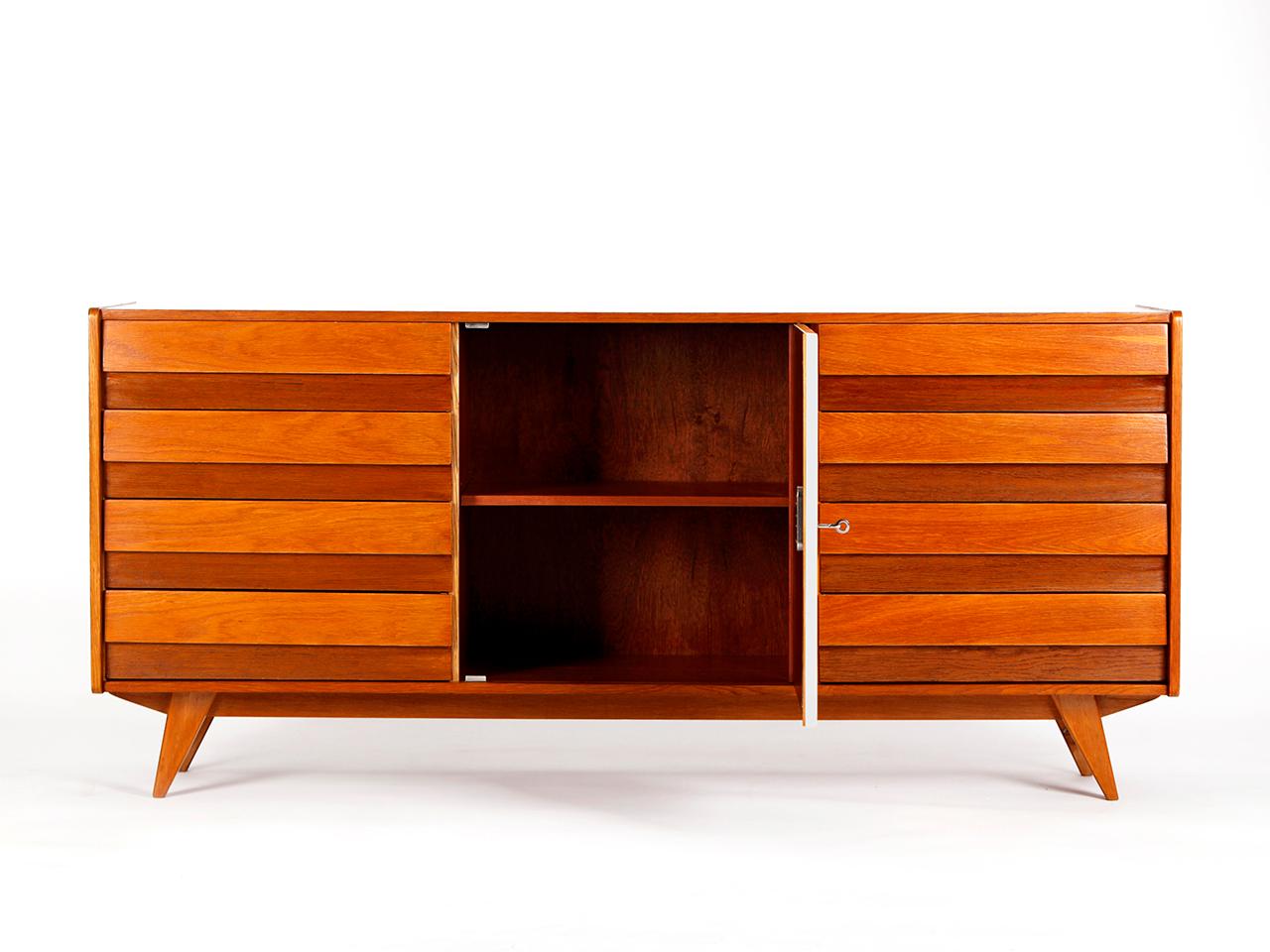 Questa credenza modello U-460 è stata progettata da Jiri Jiroutek per Interior Praha, nell'ex Cecoslovacchia. Con anta grigia e otto cassetti. Prodotto negli anni '60. Completamente restaurata e riverniciata. Condizioni eccellenti. Tempi di consegna