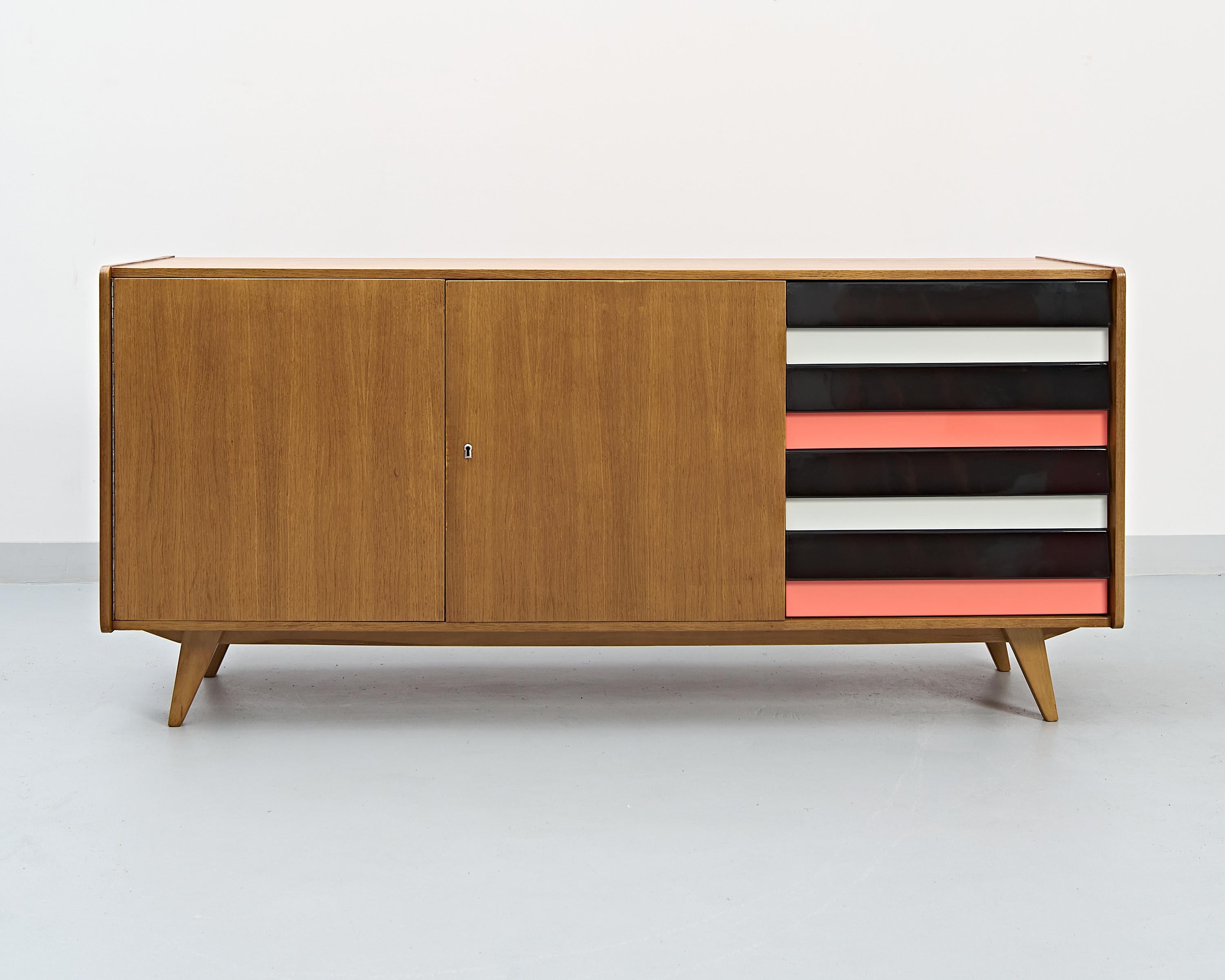 The U-460 sideboard designed by the czech designer Jiří Jiroutek as a part of the U series. Works began after the enormous success of the czech pavilion at the Brussels ’58 Expo and the series became one of the leading examples of the newly formed